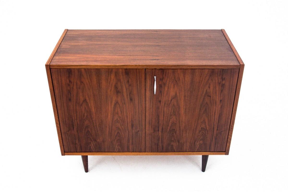 1960s teak chest of drawers made in Denmark.

The furniture is in very good condition, after professional renovation.

Dimensions: height 72 cm / width 90 cm / 45 cm.
