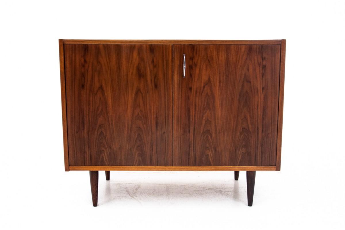 Cassettiera in teak degli anni '60 realizzata in Danimarca.

L'arredamento è in ottime condizioni, dopo una ristrutturazione professionale.

Dimensioni: altezza 72 cm / larghezza 90 cm / 45 cm.