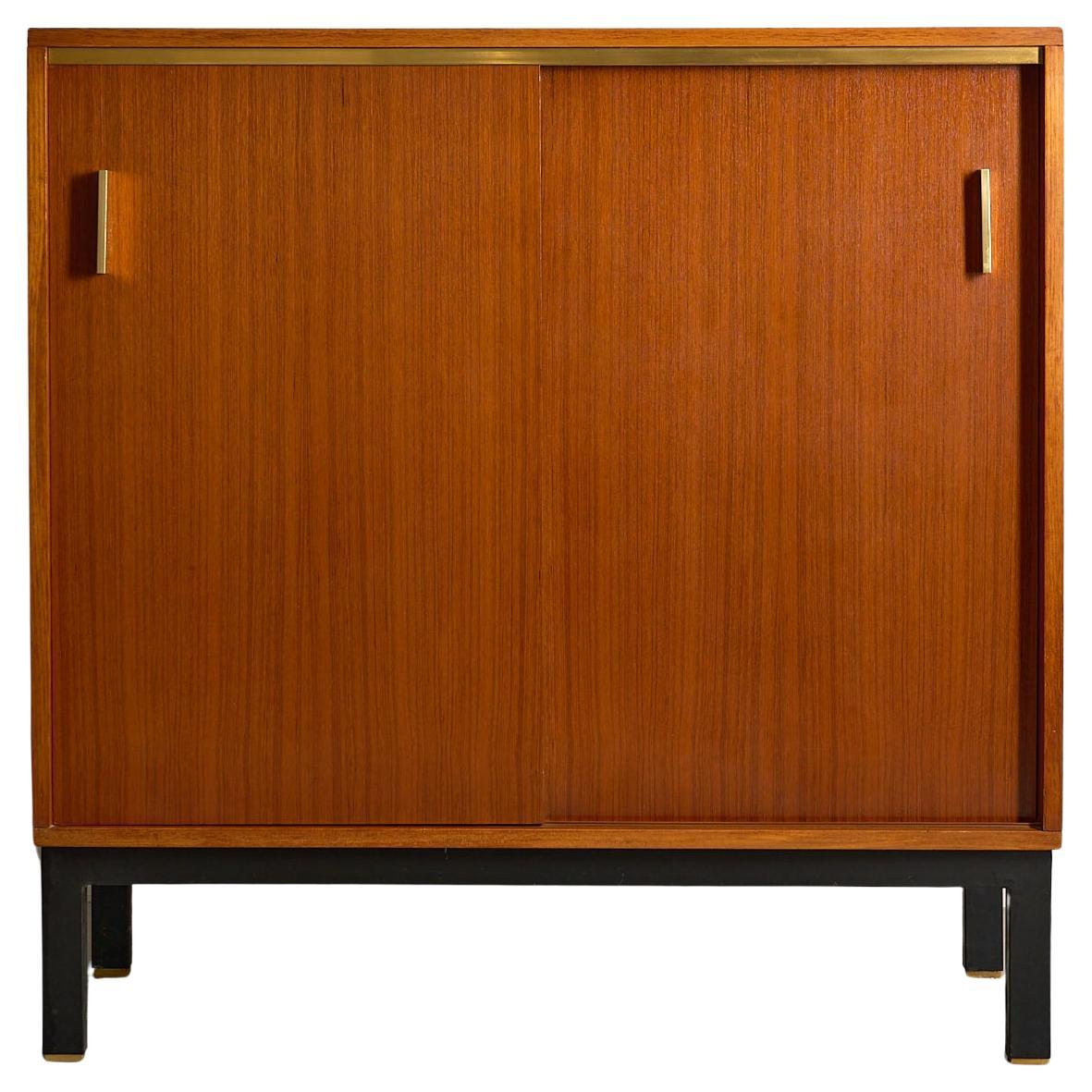 Mobile in teak con dettagli in ottone e base in metallo nero, anni '70