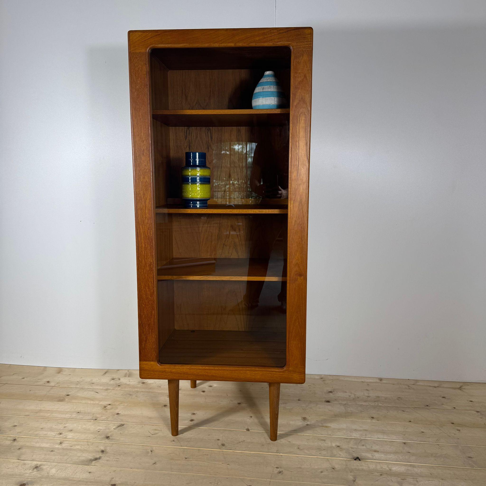 Armario de teca con puerta de cristal, Dinamarca Años 60 Danish en venta