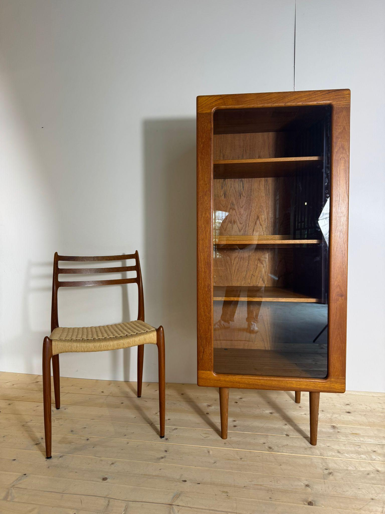 Armario de teca con puerta de cristal, Dinamarca Años 60 Chapado en venta