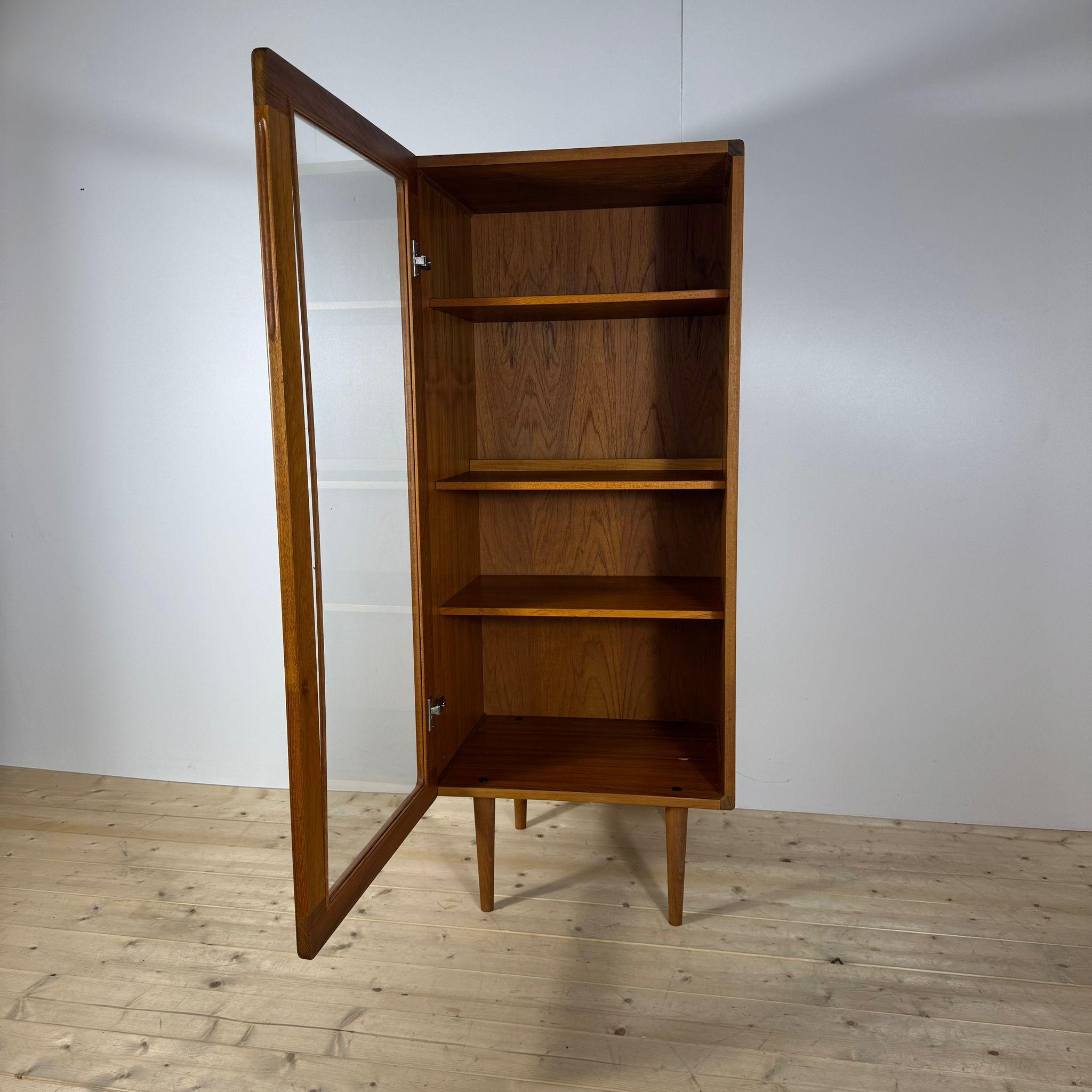 Armario de teca con puerta de cristal, Dinamarca Años 60 en Bueno estado para la venta en Torino, IT