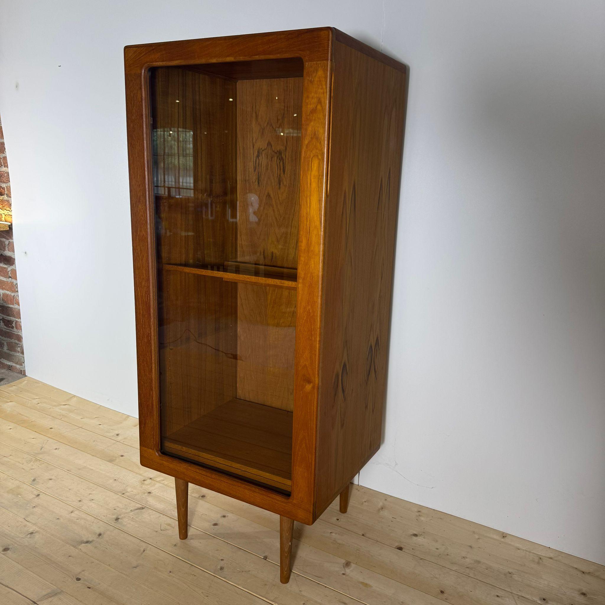 Armario de teca con puerta de cristal, Dinamarca Años 60 Mid-20th Century en venta