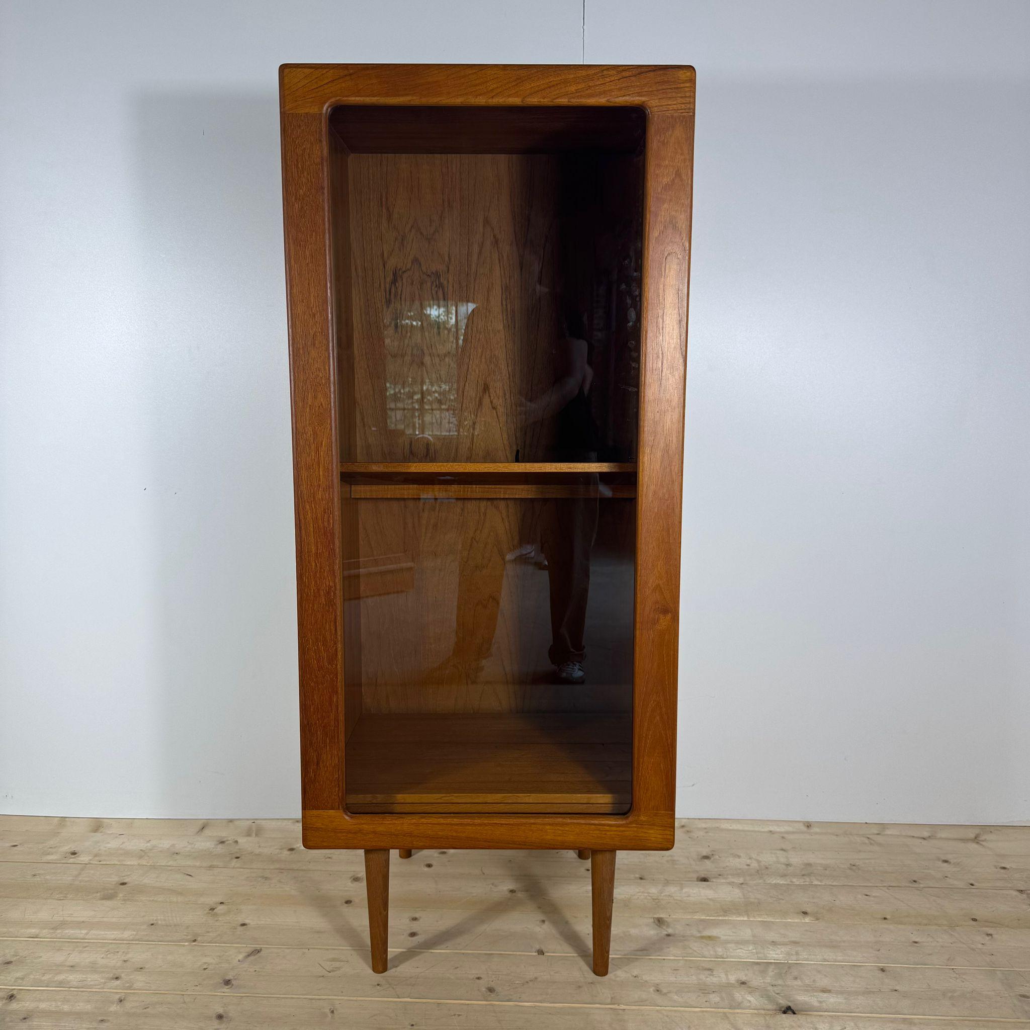 Armario de teca con puerta de cristal, Dinamarca Años 60 Teca en venta