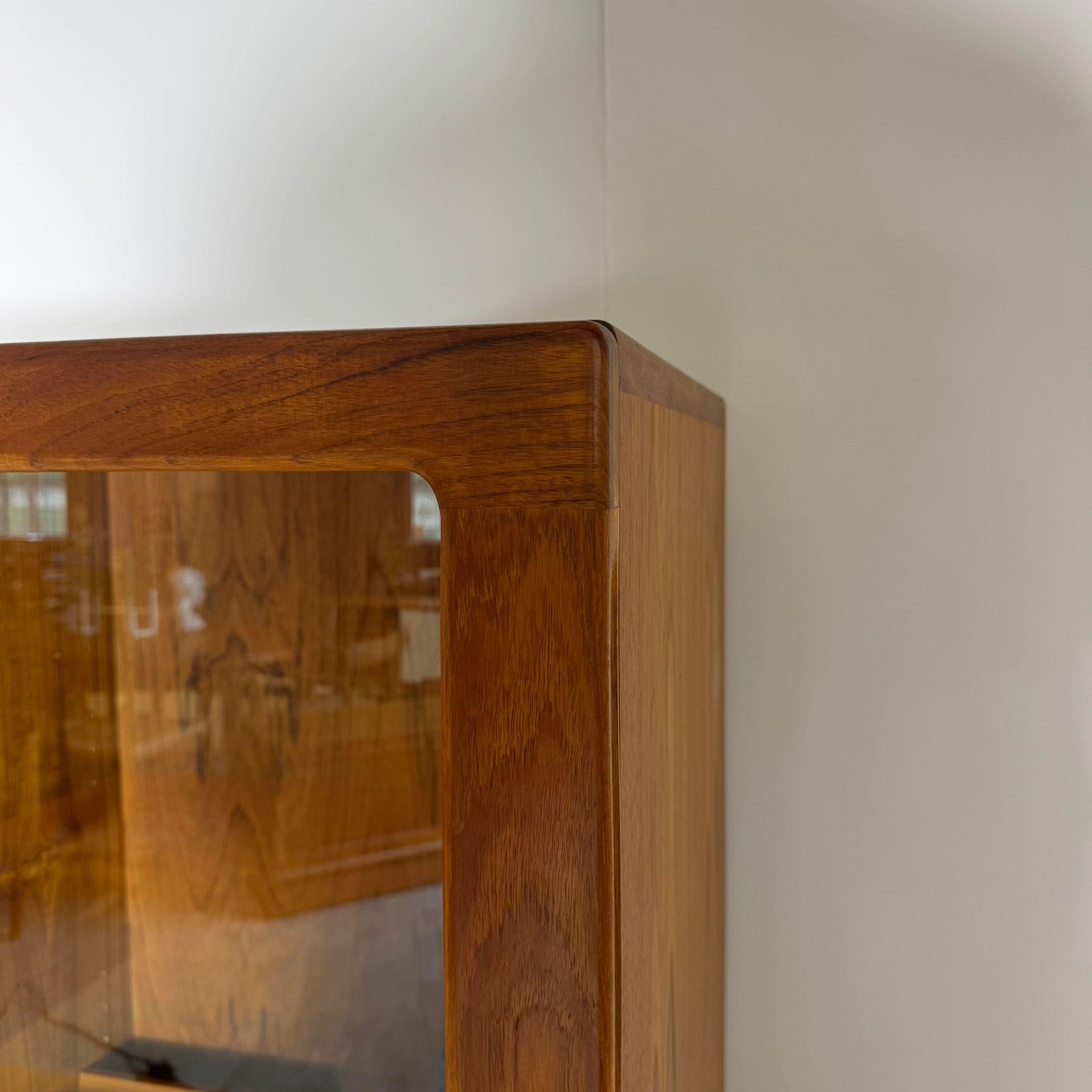 Armario de teca con puerta de cristal, Dinamarca Años 60 en venta 1