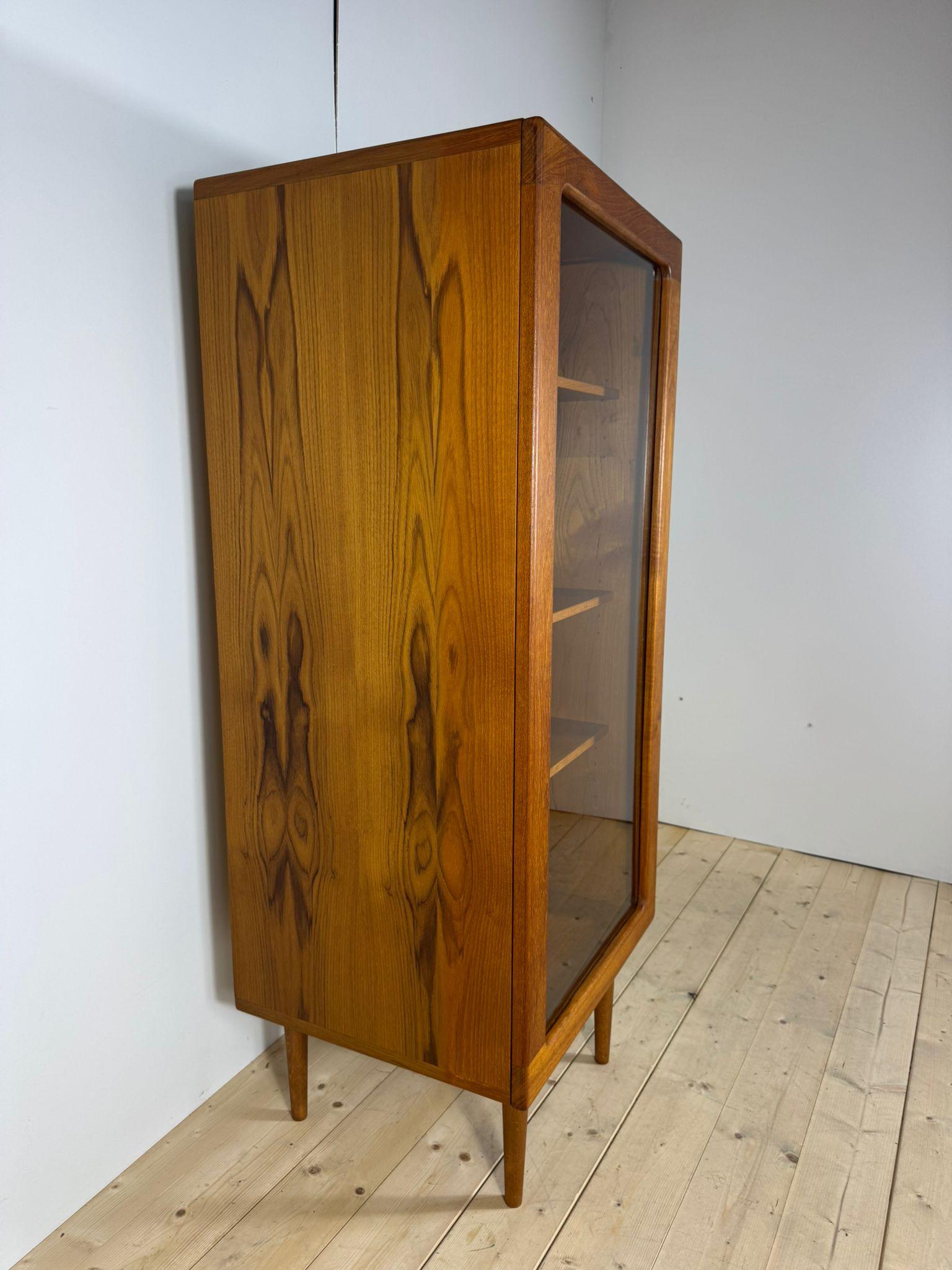 Armario de teca con puerta de cristal, Dinamarca Años 60 en venta 2