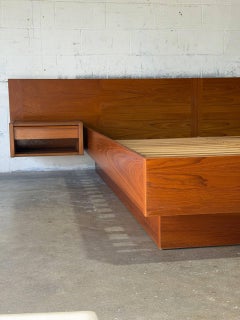 Letto a piattaforma California King in teak con comodini sospesi, vintage danese degli anni ’70
