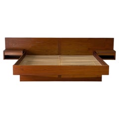 Letto a piattaforma California King in teak con comodini sospesi, vintage danese degli anni ’70