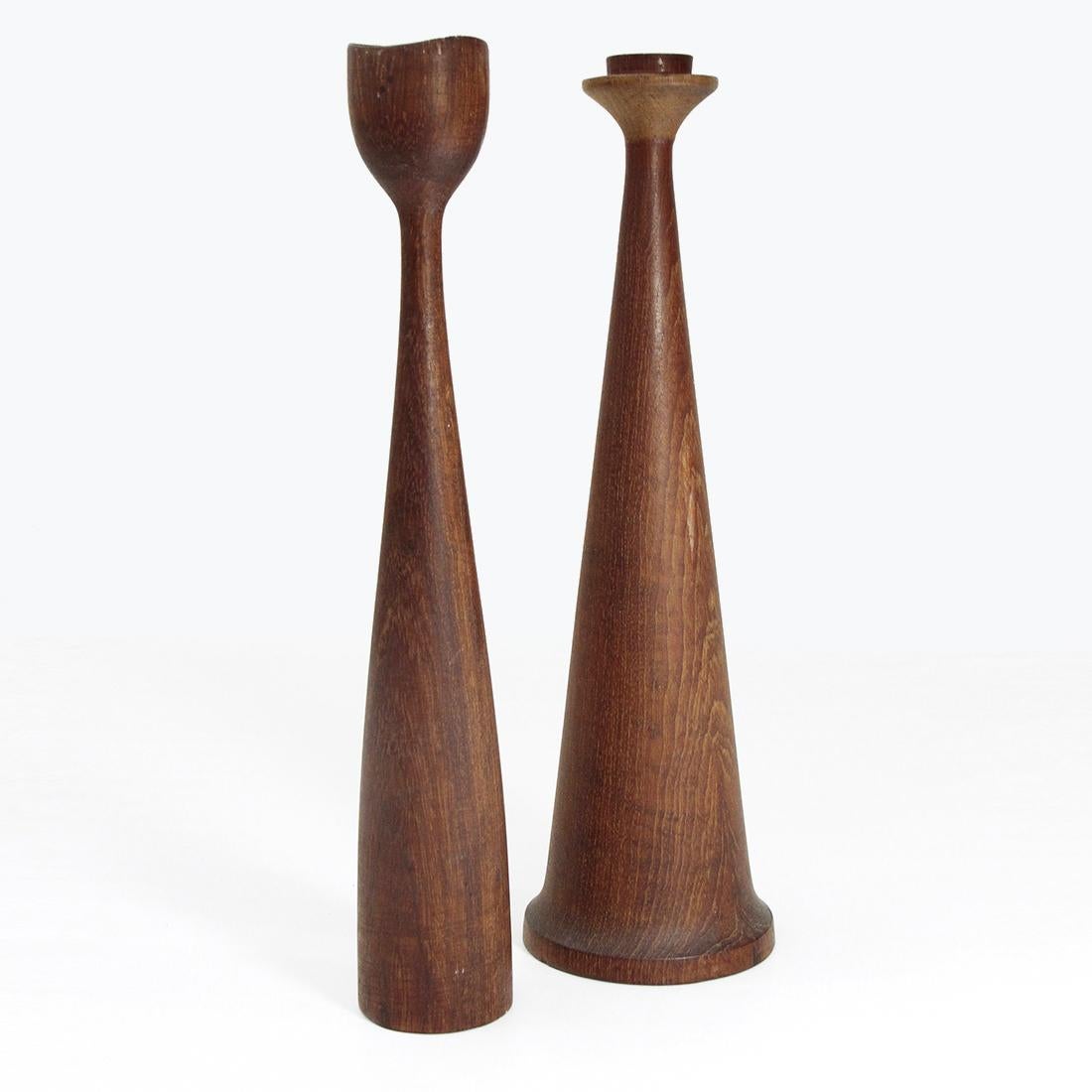 Pair of candlestick of Scandinavian manufacture products in the 1950s.
Smooth teak structure.
Brass candle housing.
Good condition, some signs due to normal use over time, small lack on the edge of a candlestick.

Dimensions:
Large