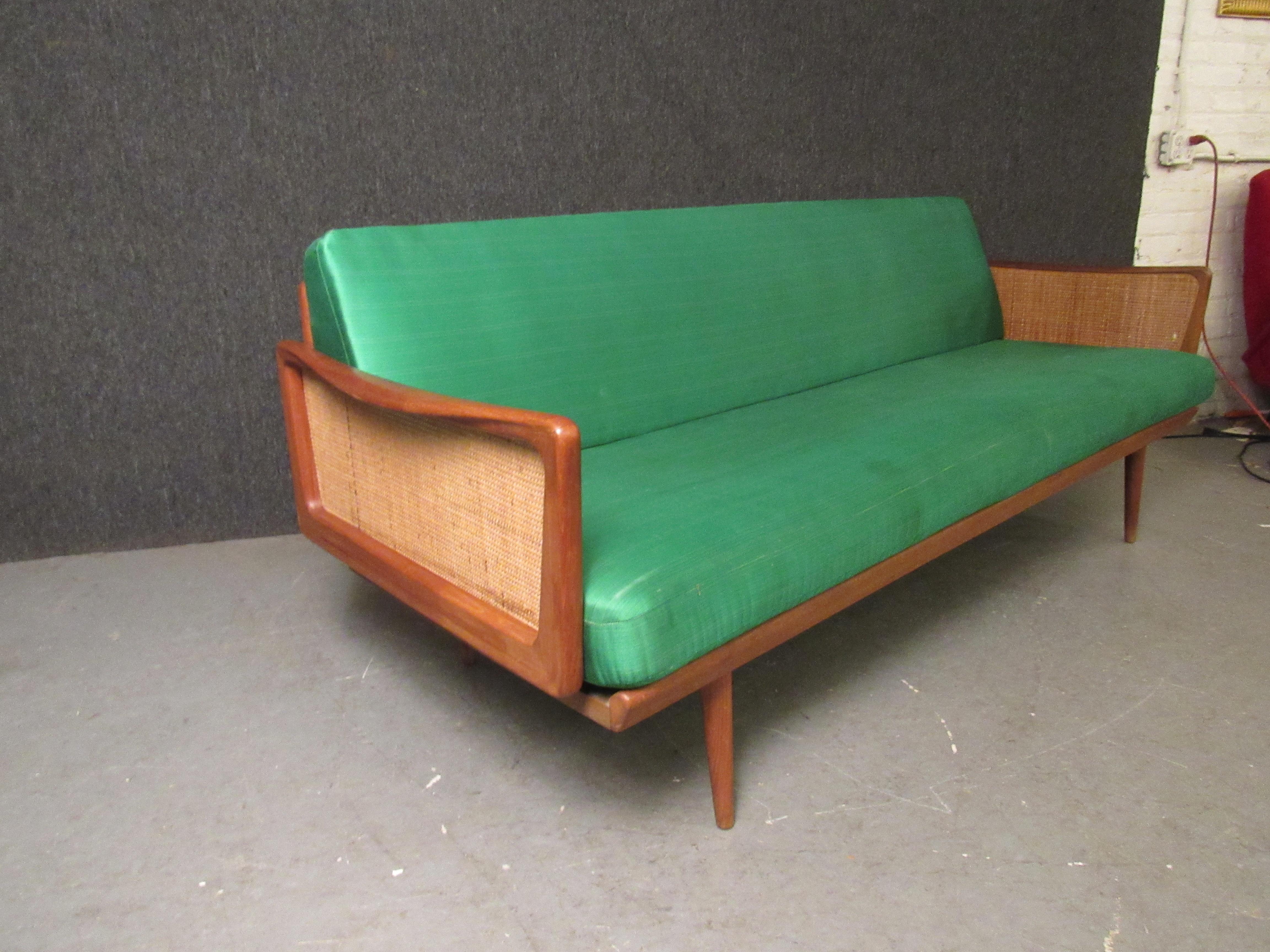 Mit diesem atemberaubenden Sofa aus Teakholz und Rattan, entworfen vom legendären Scandinavian Modern-Duo Peter Hvidt und Orla Mølgaard-Nielsen, wird Ihr Wohnzimmer von der ganzen Nachbarschaft beneidet. Gebaut von den Meisterhandwerkern der