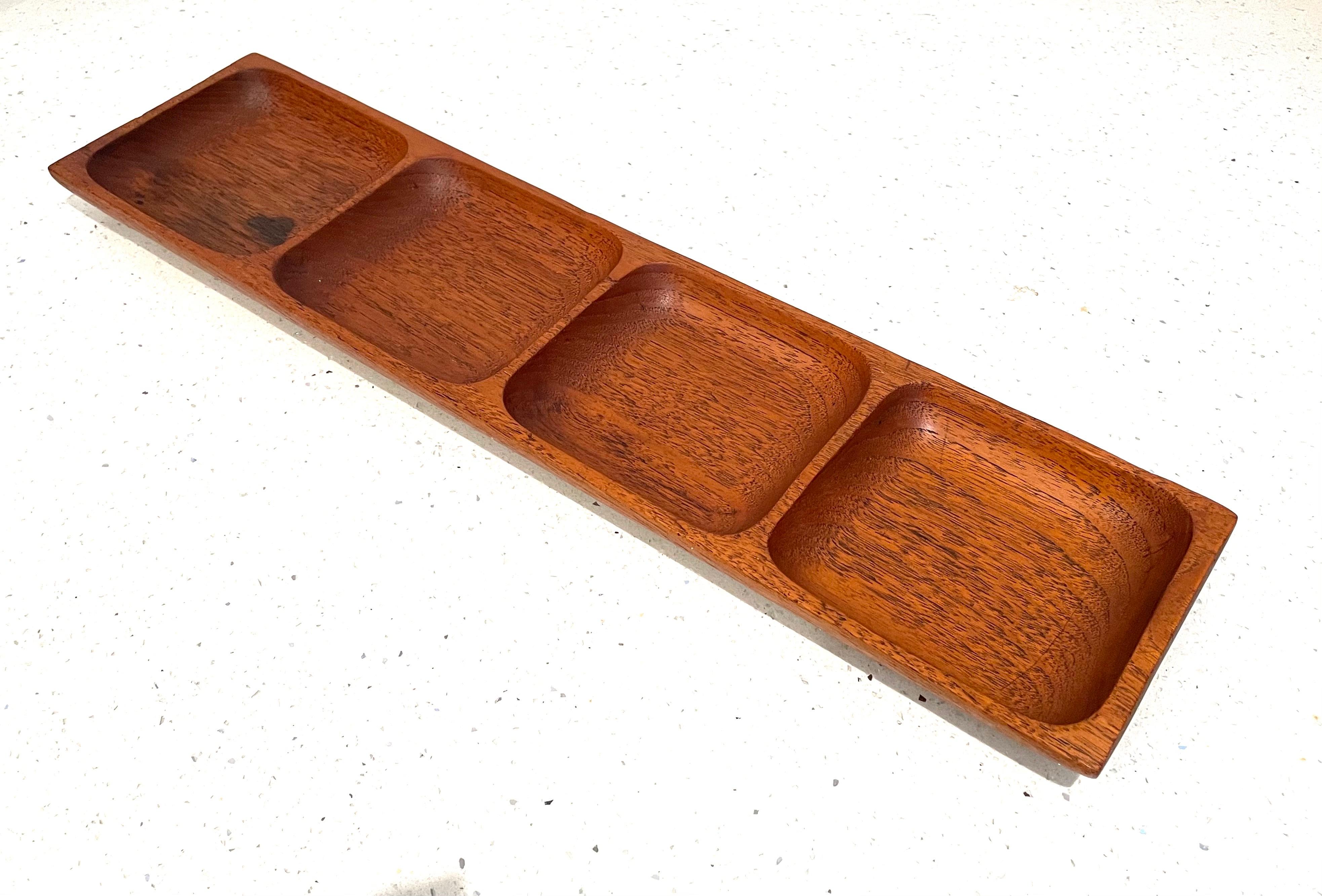 Recogedor dividido de teca, bandeja para frutos secos o joyero, Dinamarca, años 60.