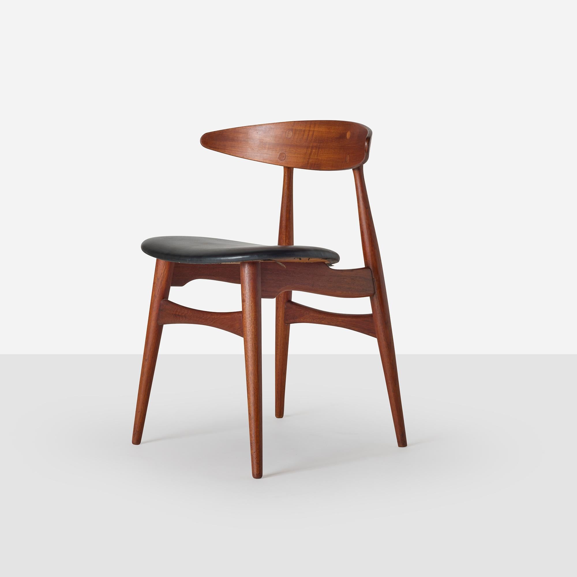 Dieser CH33 Beistellstuhl wurde von Hans J. Wegner für Carl Hansen & Søn entworfen und in den 1960er Jahren in Dänemark hergestellt. Das Gestell besteht aus Teakholz mit einer geformten Rückenlehne und einem Sitz aus schwarzem Leder. Die