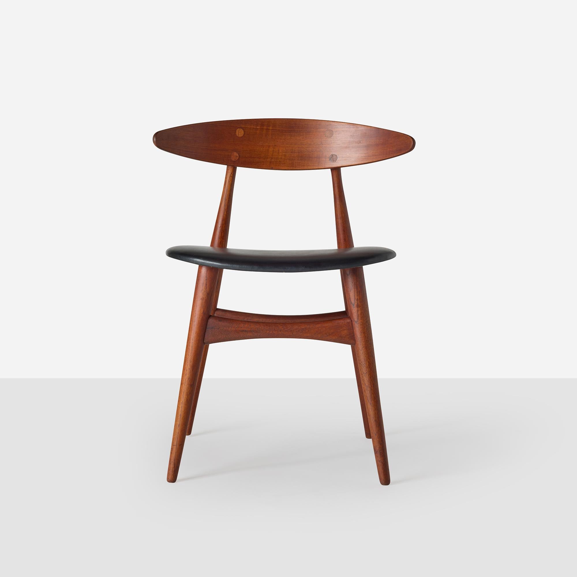 Teakholzstuhl CH33 von Hans J. Wegner (Moderne) im Angebot