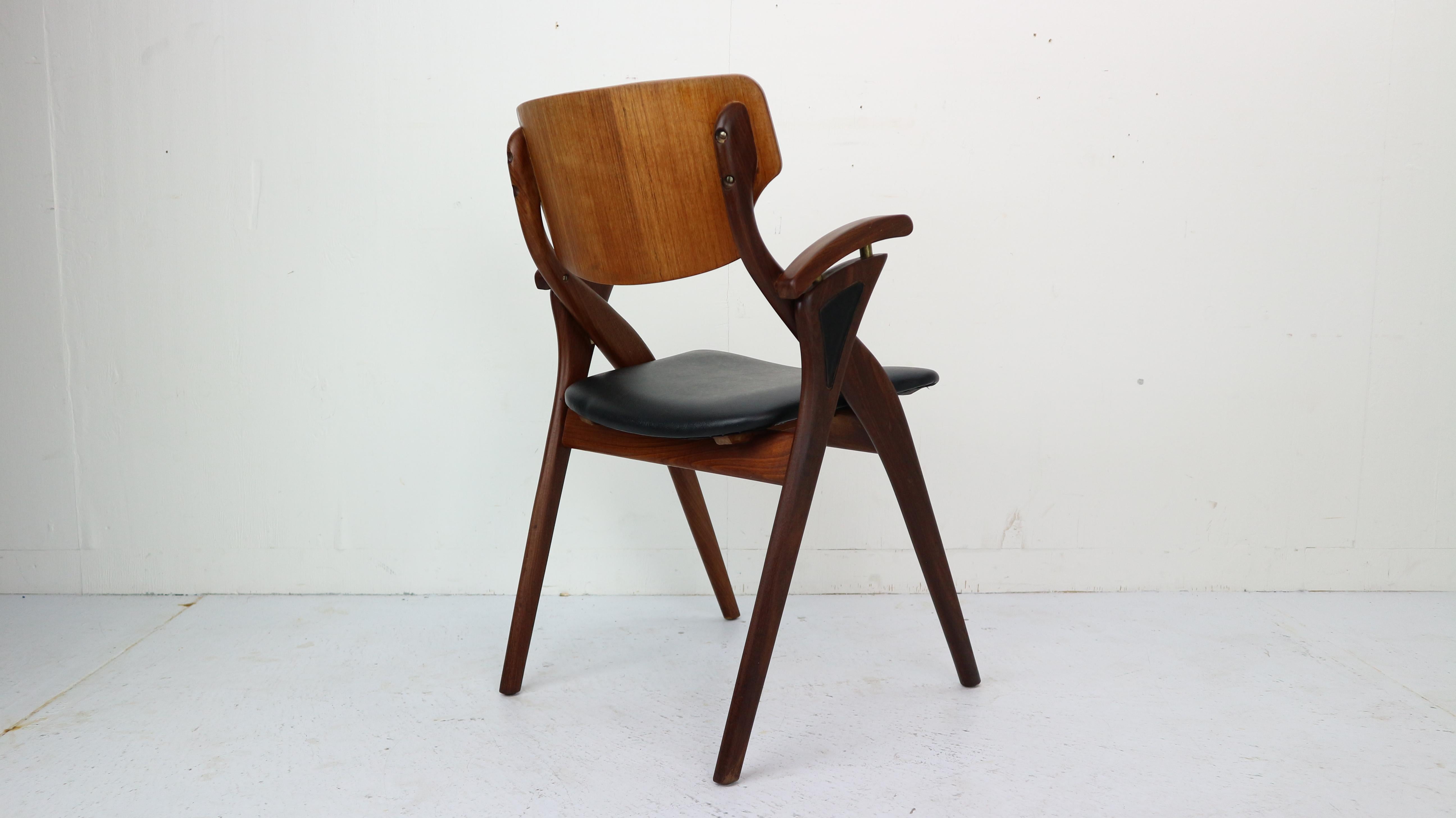 This sculptural chair is designed by the Dane Arne Hovmand-Olsen for Mogens Kold Møbelfabrik in 1960's Denmark.
Teak wooden frame. The seating’s of the chair is upholstered with black faux leather.
The chair is organic in its shape with elegant