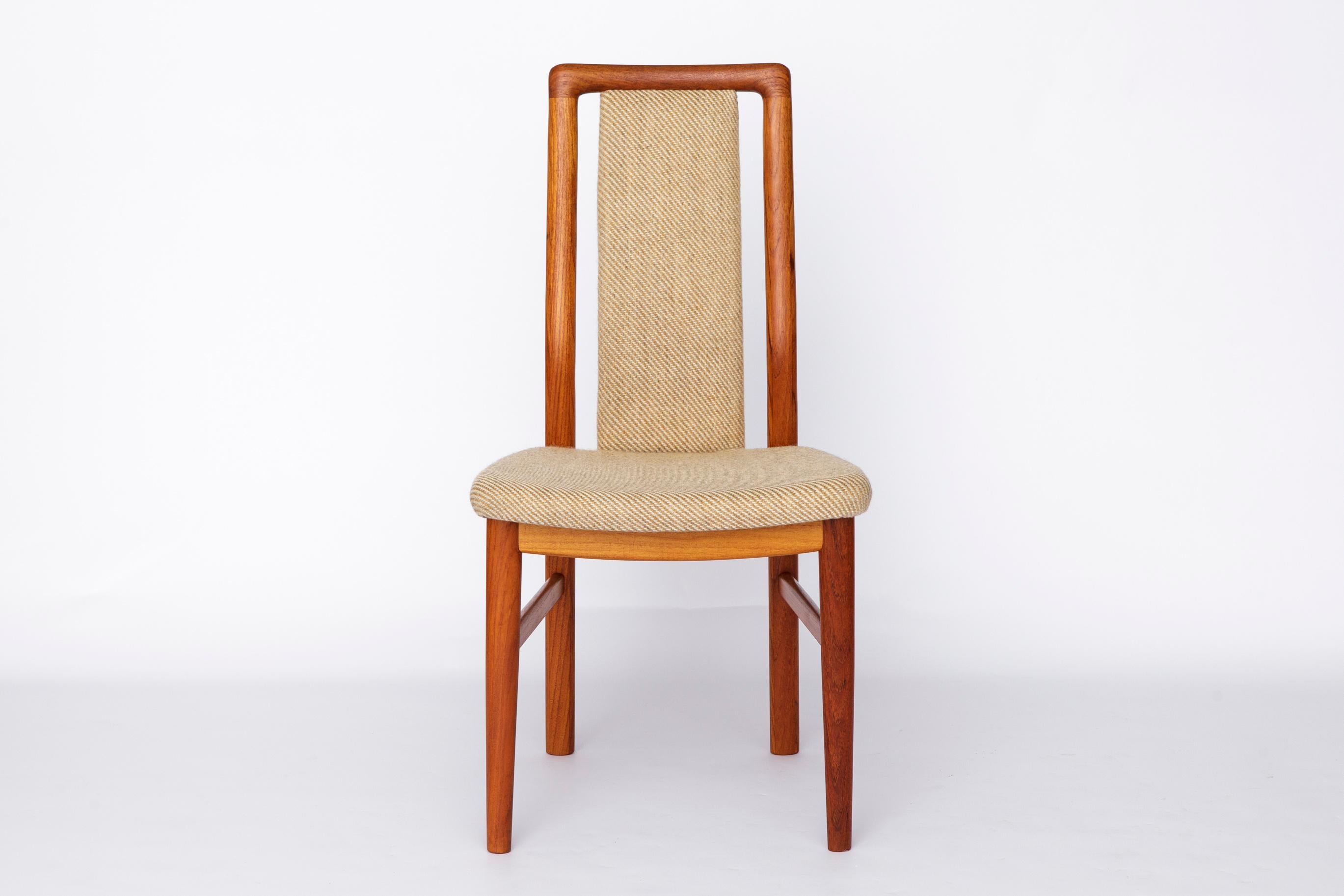Teakholzstuhl von Schou Andersen, 1970er Jahre dänisches Design - zugeschrieben Kai Kristiansen

Schöner Vintage-Stuhl aus Teakholz, hergestellt von Schou Andersen in den 1970er Jahren.
Das Design wird in mehreren Quellen Kai Kristiansen