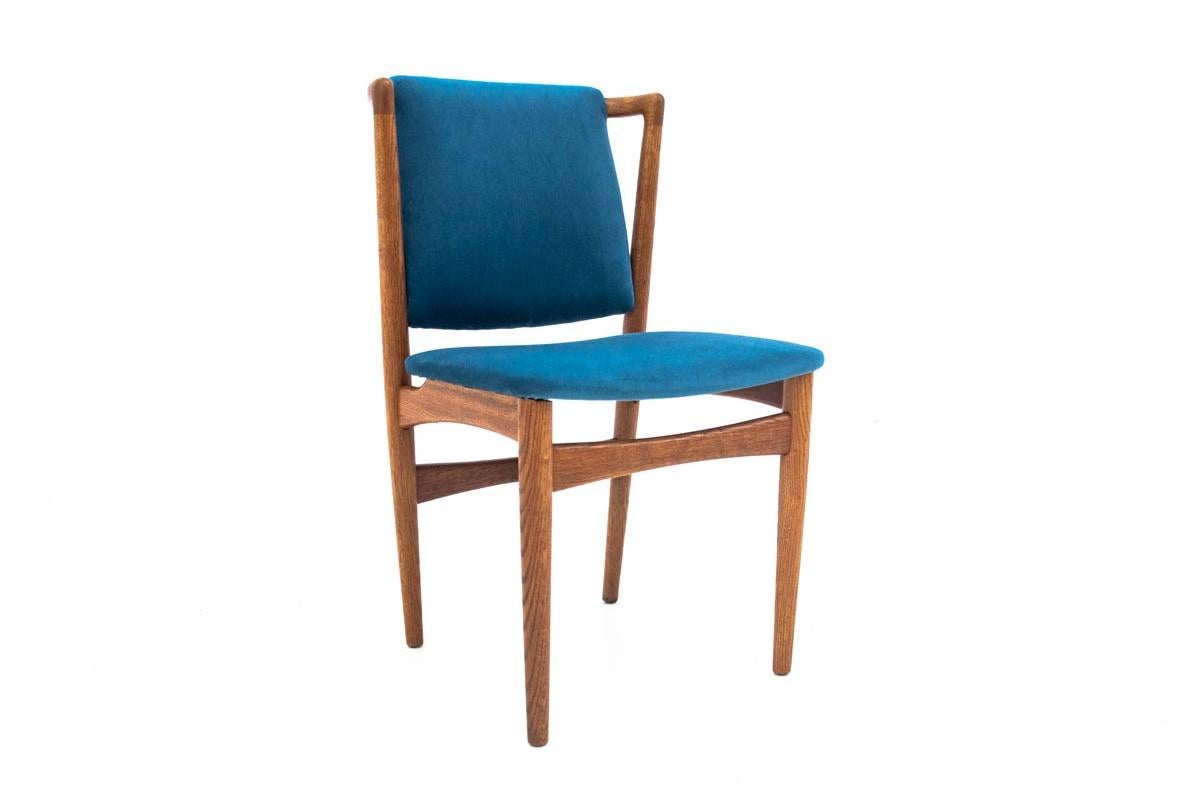 Teak chair. It comes from Denmark from the 1950s. Very good condition, after professional renovation, the chair has been upholstered in a new fabric.

Dimensions:

height 83cm / height of the seat 44cm / width 48cm / depth 50cm.