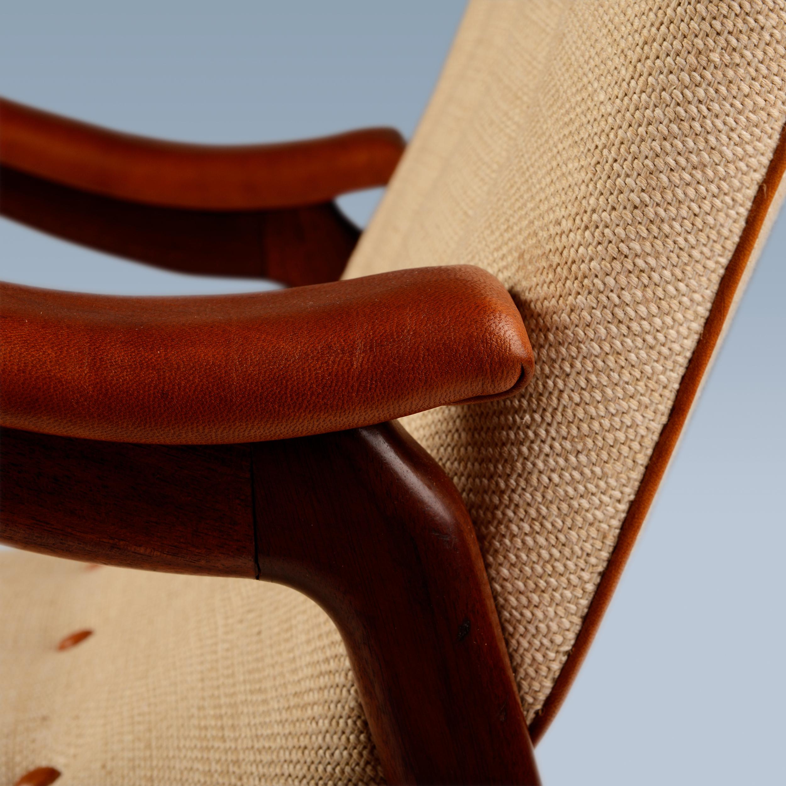 Teak chair with curvy seat upholstered with light fabric and leather details For Sale 5