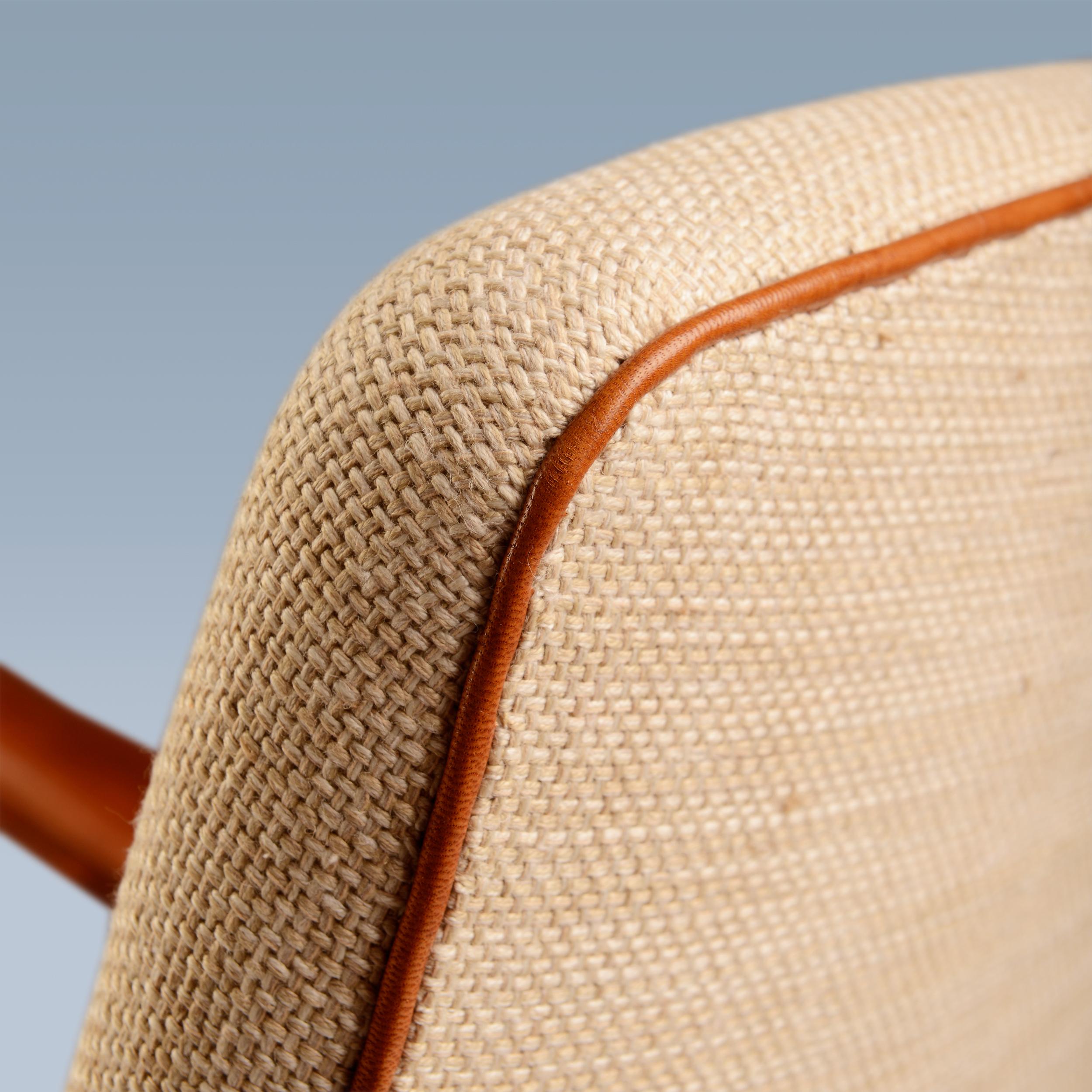 Chaise en teck avec assise incurvée recouverte de tissu clair et de détails en cuir. en vente 6