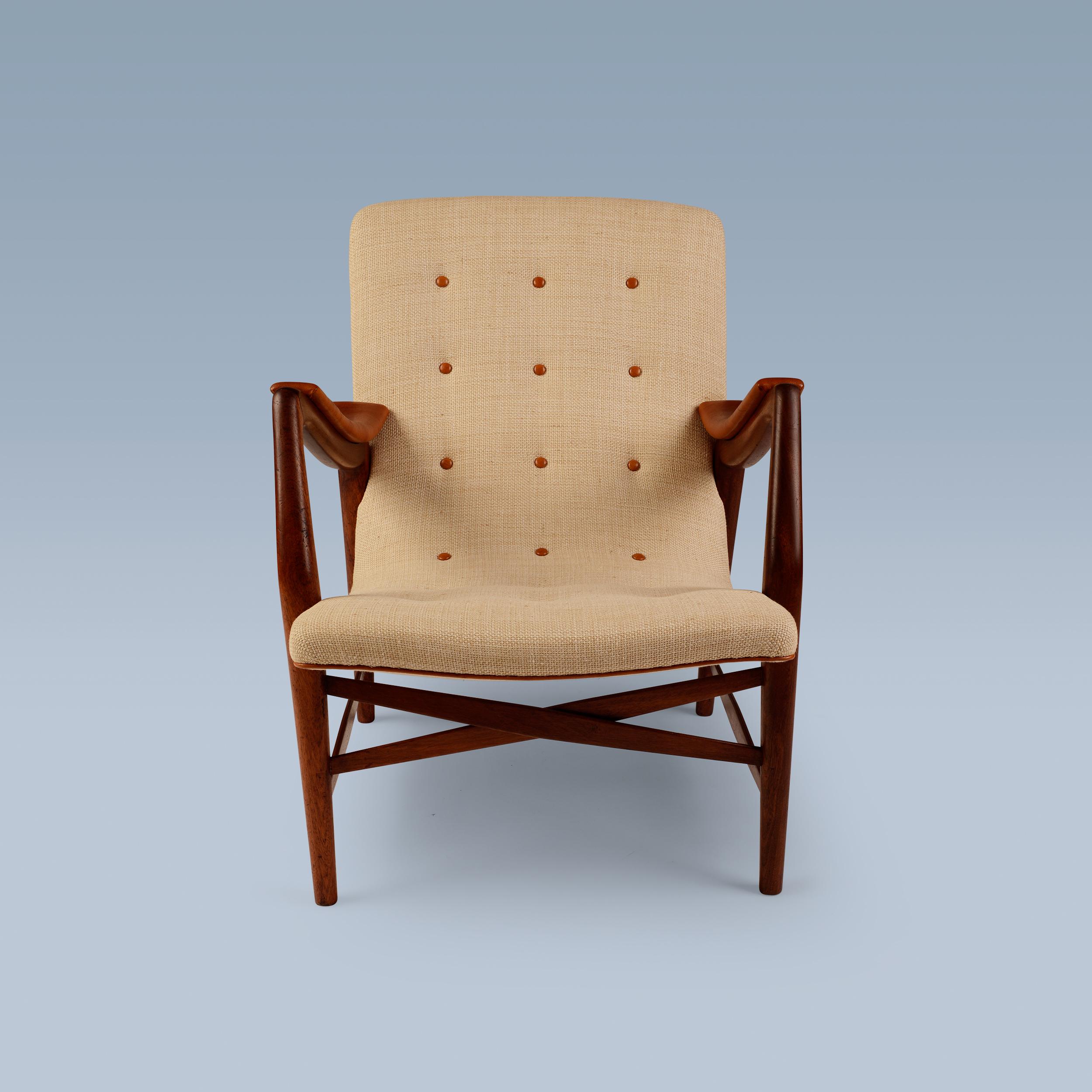Teak chair with curvy seat upholstered with light fabric and leather details For Sale 7