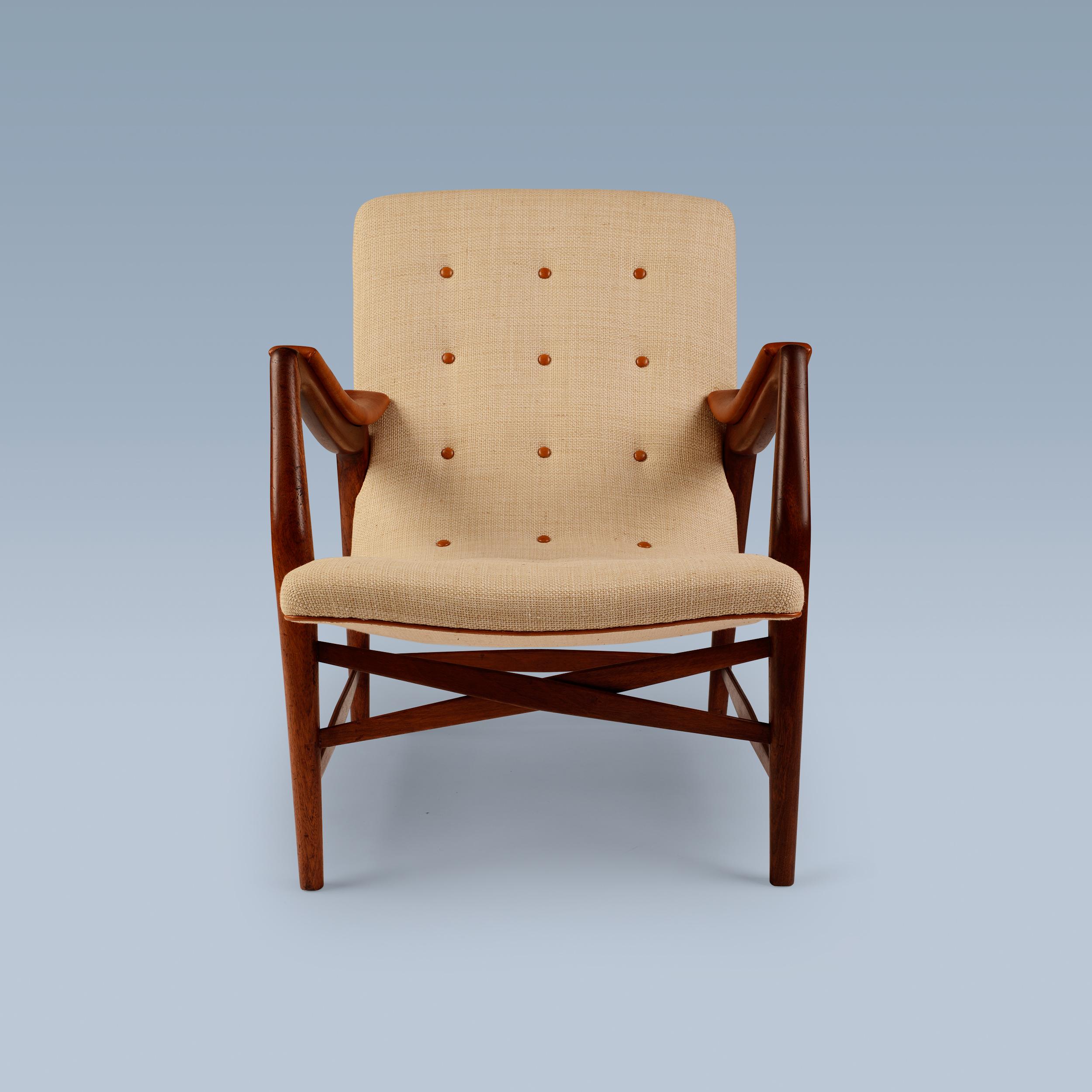 Teak chair with curvy seat upholstered with light fabric and leather details For Sale 8