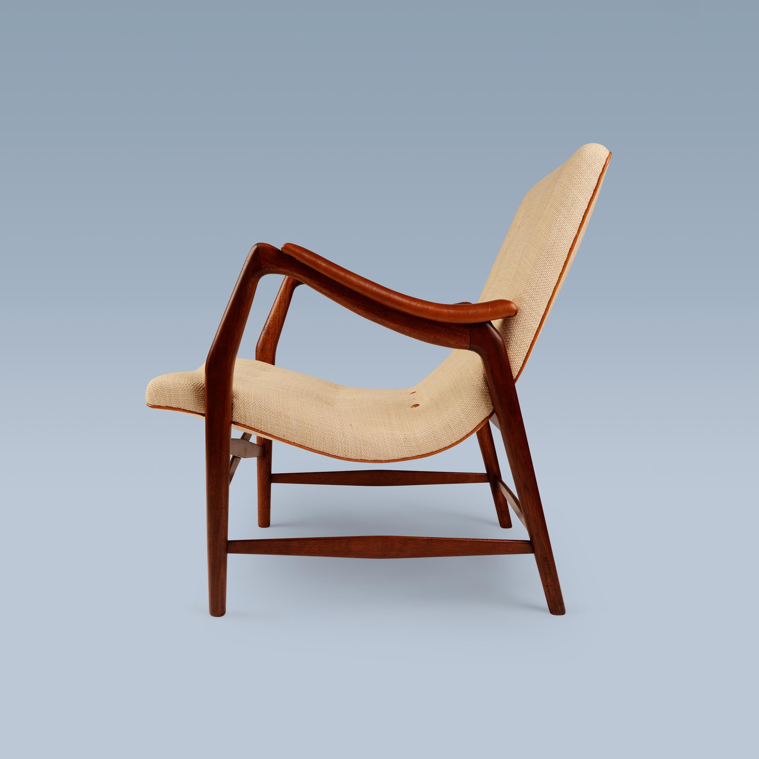 Scandinave moderne Chaise en teck avec assise incurvée recouverte de tissu clair et de détails en cuir. en vente