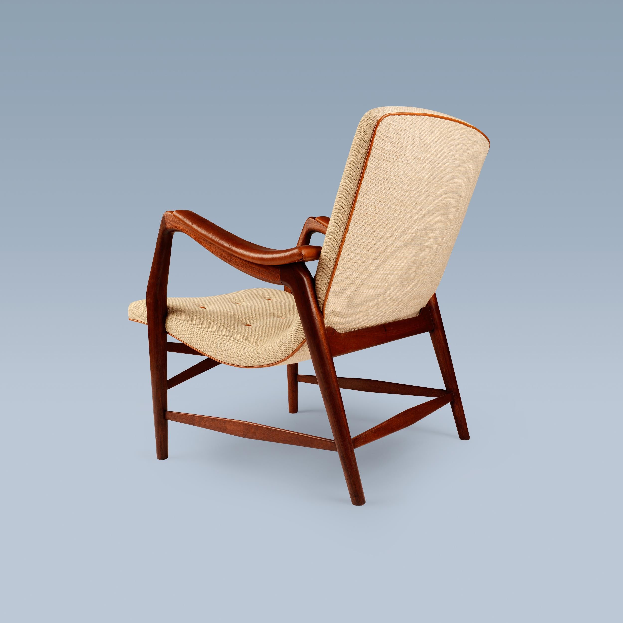 Danois Chaise en teck avec assise incurvée recouverte de tissu clair et de détails en cuir. en vente