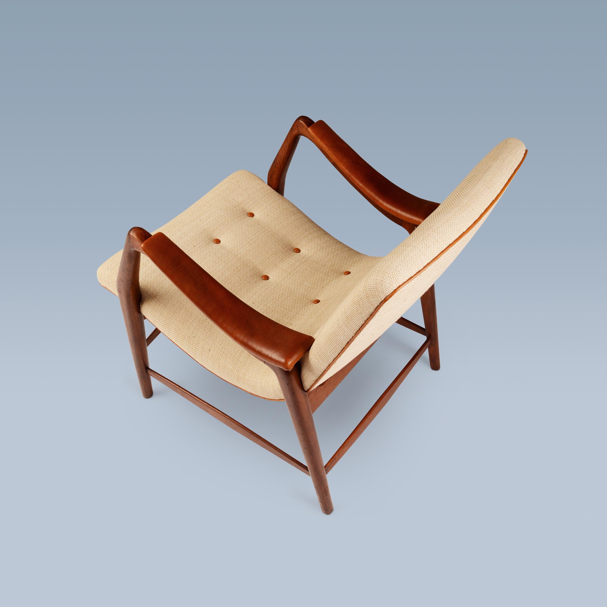 20ième siècle Chaise en teck avec assise incurvée recouverte de tissu clair et de détails en cuir. en vente