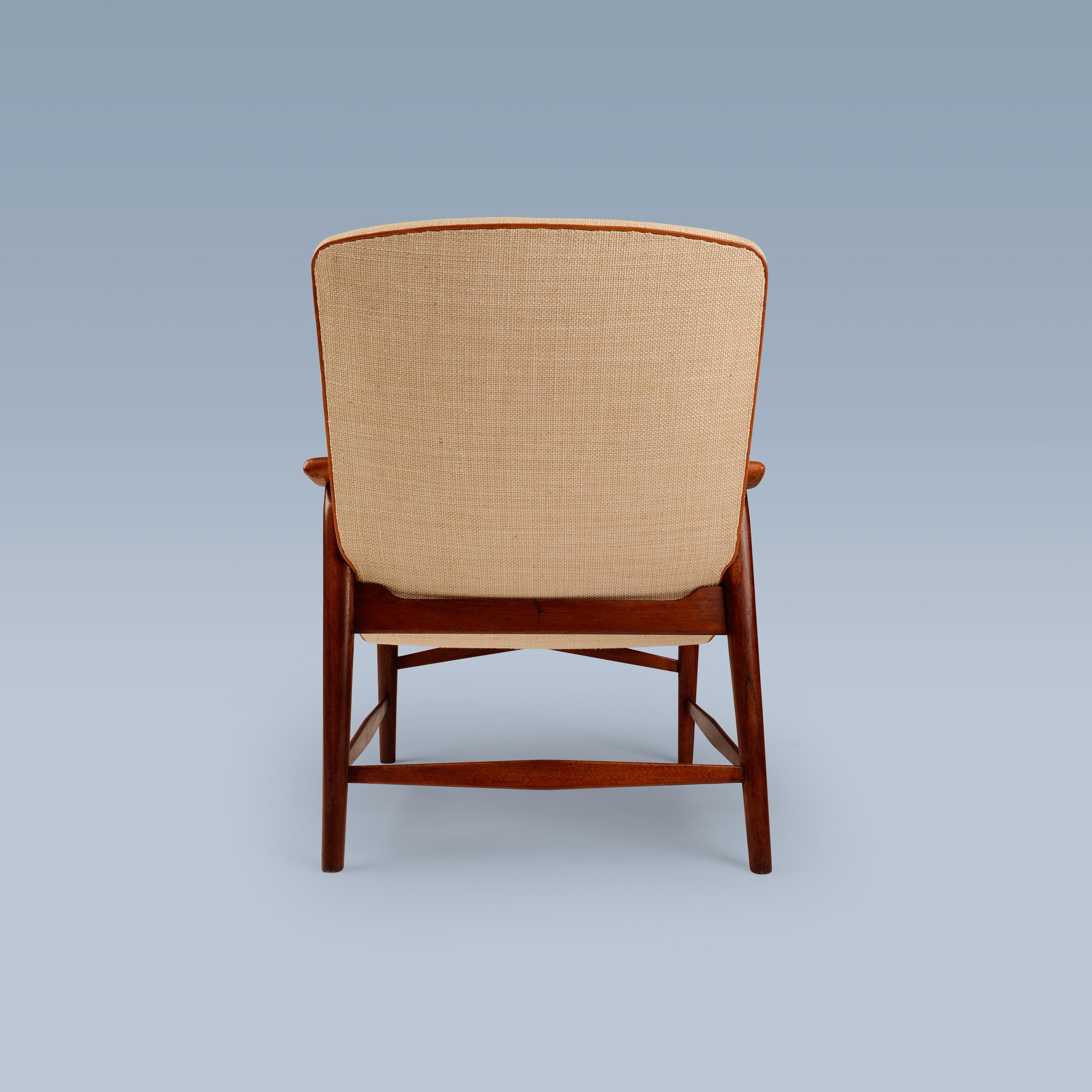 Leather Teak chair with curvy seat upholstered with light fabric and leather details For Sale