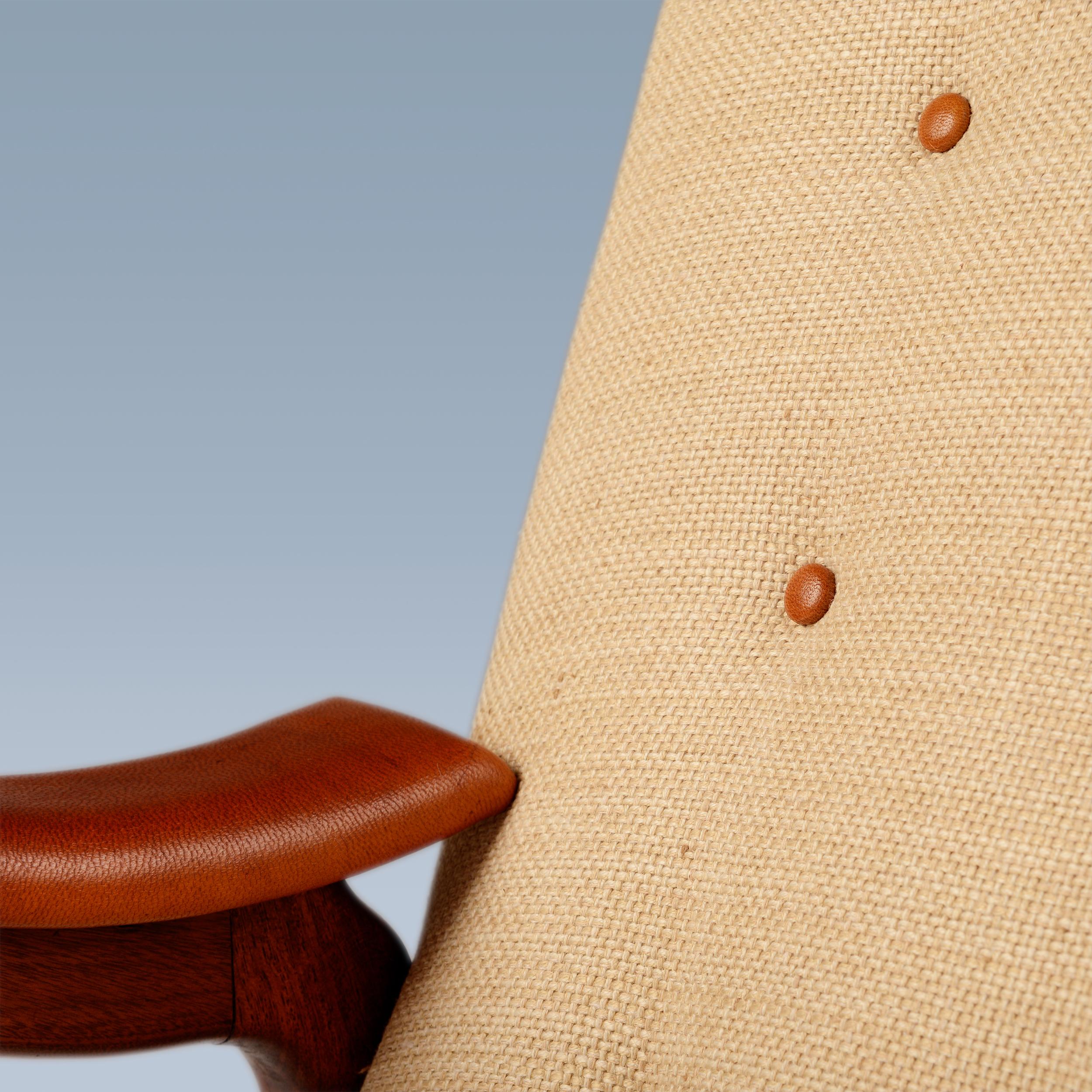 Teak chair with curvy seat upholstered with light fabric and leather details For Sale 3