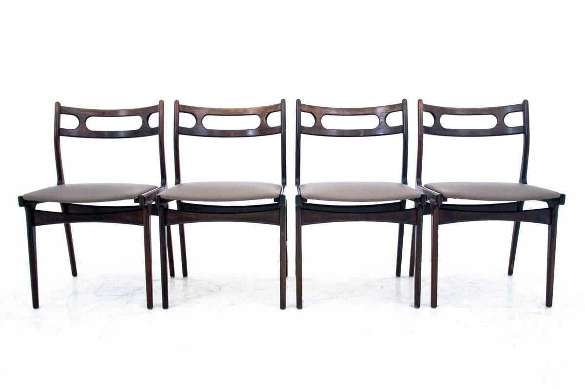 Un ensemble de chaises des années 1960, fabriquées au Danemark. Meuble en très bon état, siège rembourré en cuir naturel neuf.

Dimensions : hauteur 78 cm / hauteur du siège 43 cm / largeur 48 cm / profondeur 53 cm.