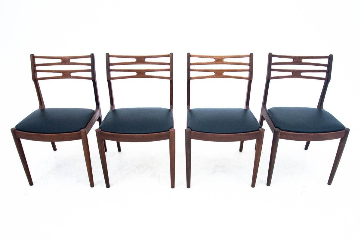Chairs from the 1960s from Denmark, the seats are upholstered in new natural leather.

Dimensions: height 79 cm / height of the seat. 42 cm / width 48 cm / depth 50 cm.