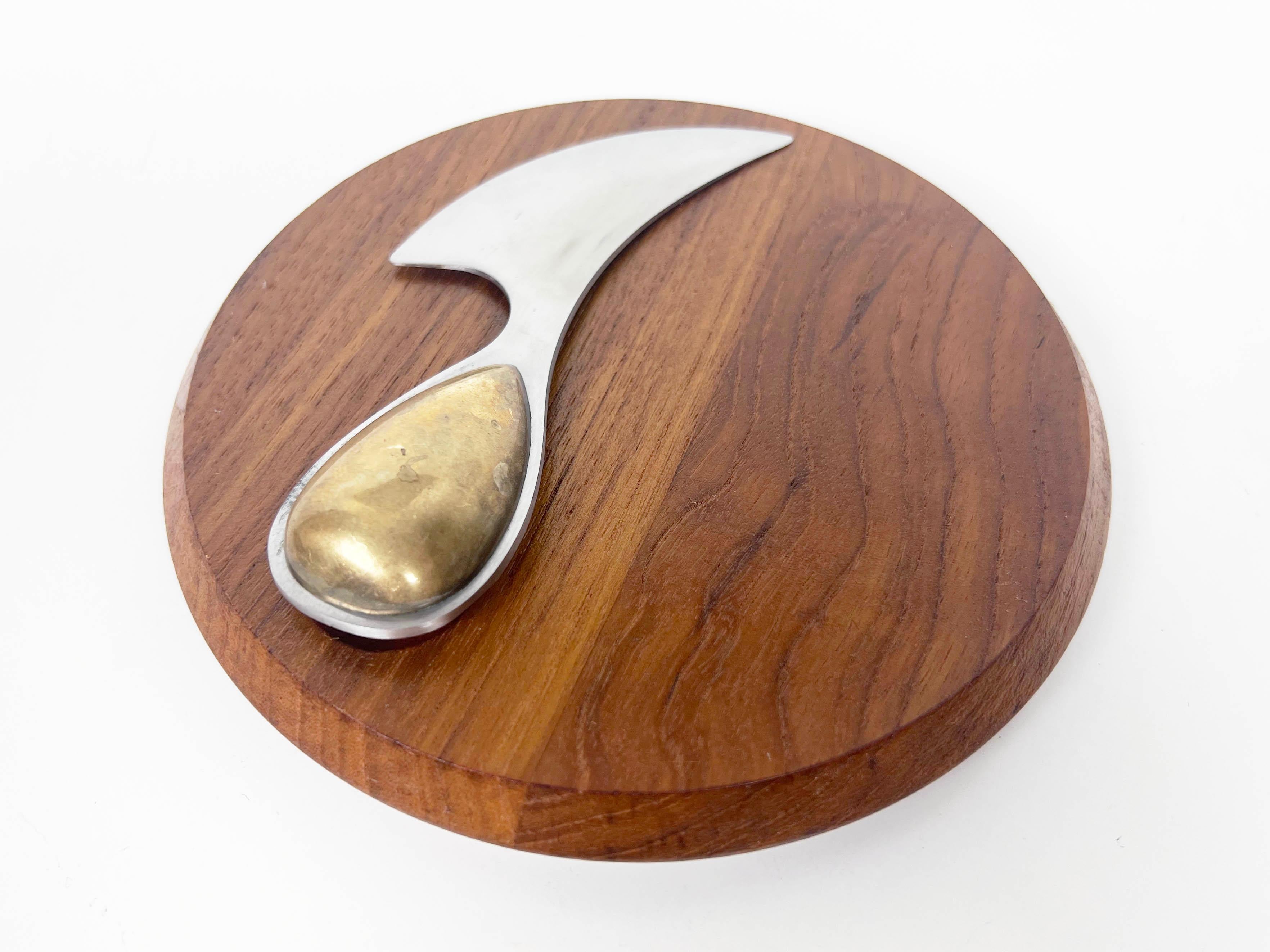 Teak Cheeseboard and Knife by Vivianna Torun for Dansk In Excellent Condition In Fort Lauderdale, FL