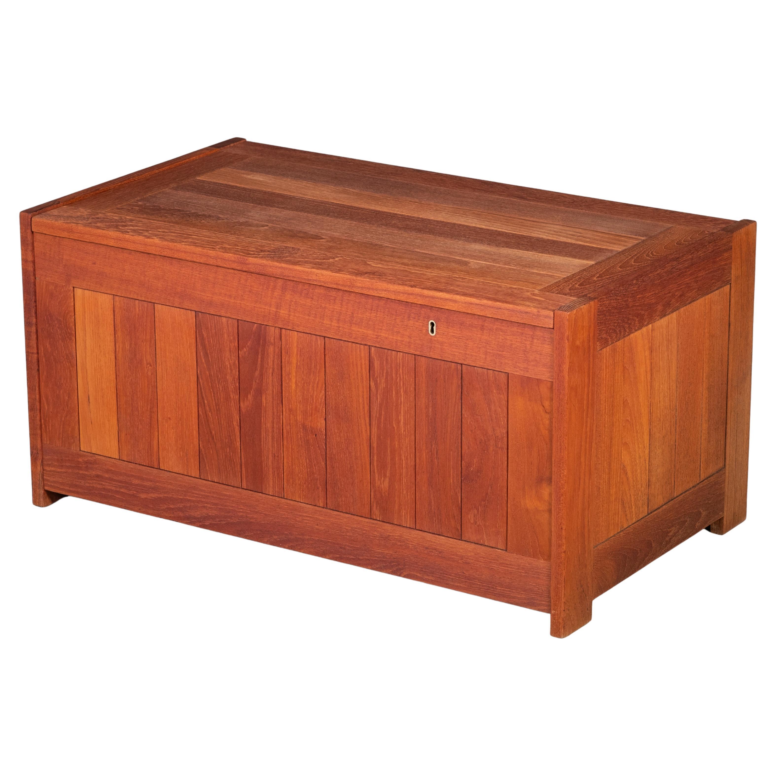 Teak Chest by O. Schjøll 
B. K. for Randers Møbelfabrik, Denmark, 1960s en venta