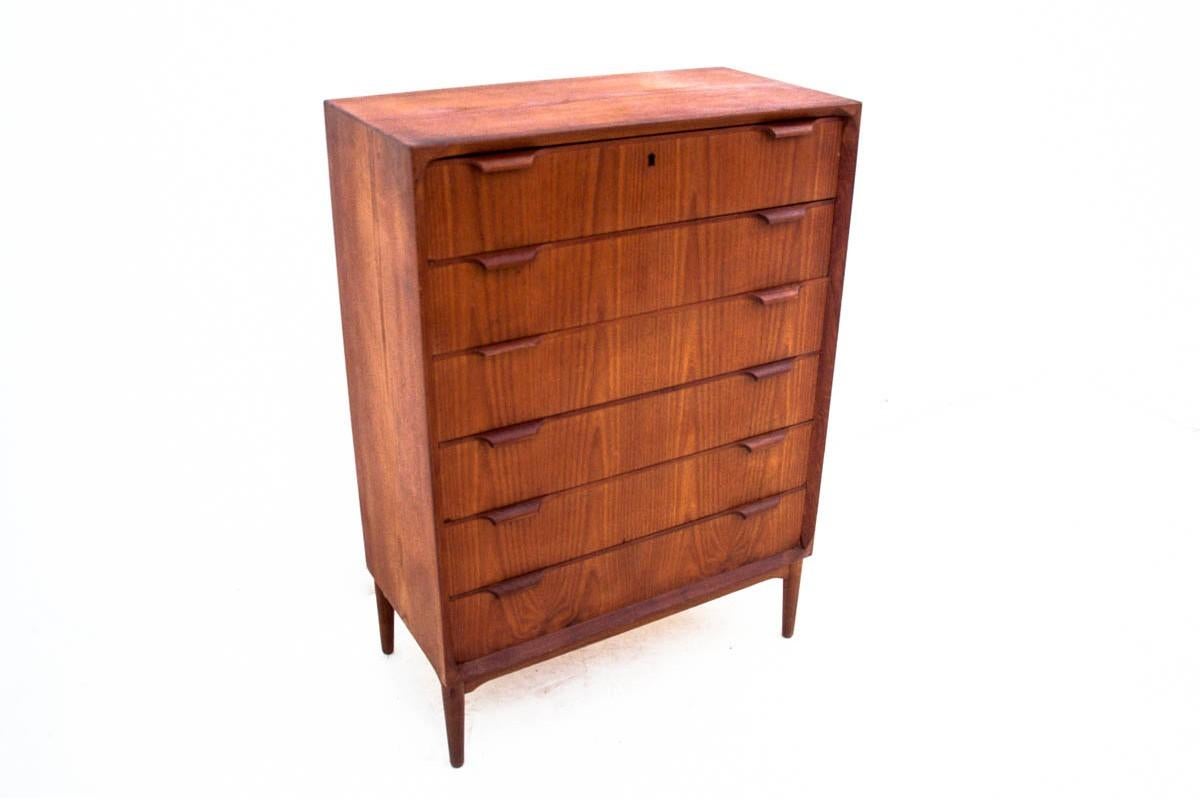 A Danish chest of drawers from the 1960s. The furniture is in very good condition.

Dimensions: height 118 cm / width 85 cm / depth 43 cm.