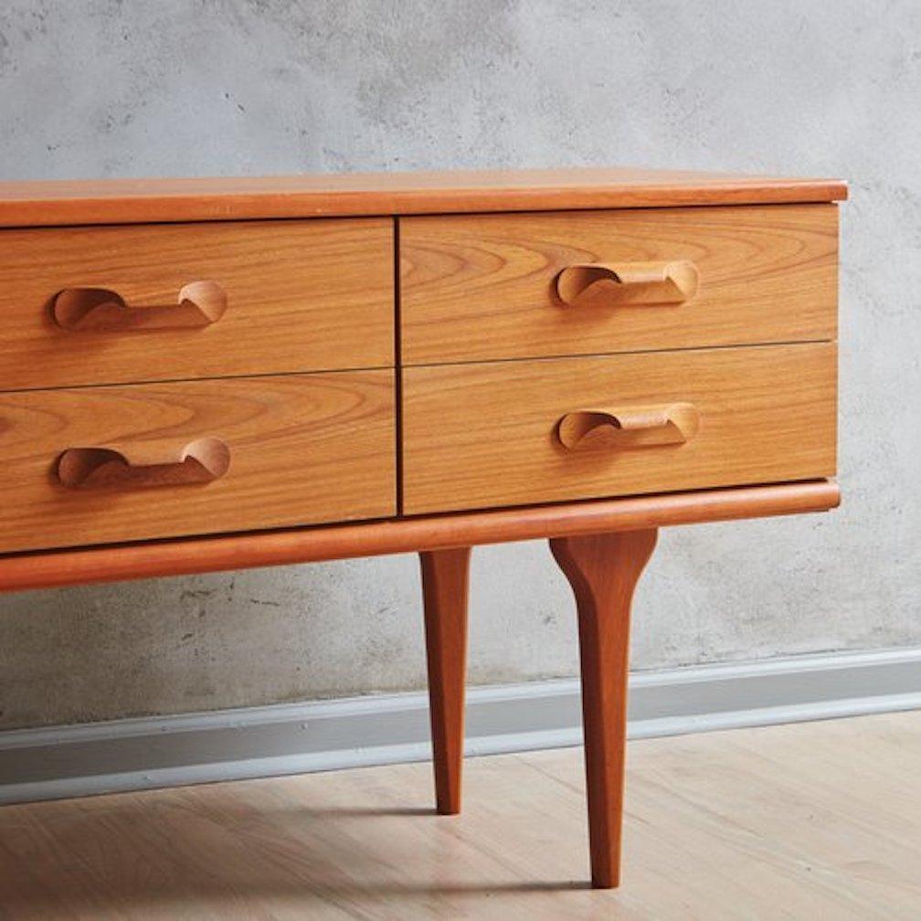 Teak Chest of Drawers by Austinsuite, Uk 1960s In Good Condition For Sale In Chicago, IL