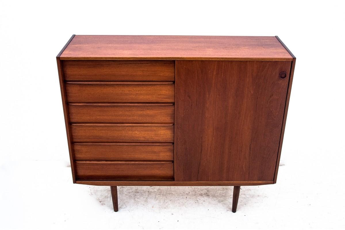 Teak chest of drawers
Produced in Scandinavia in Denmark in the 1960s.
Very good condition, after professional renovation.

Dimensions: height: 106 cm, width: 124 cm, depth: 39 cm.