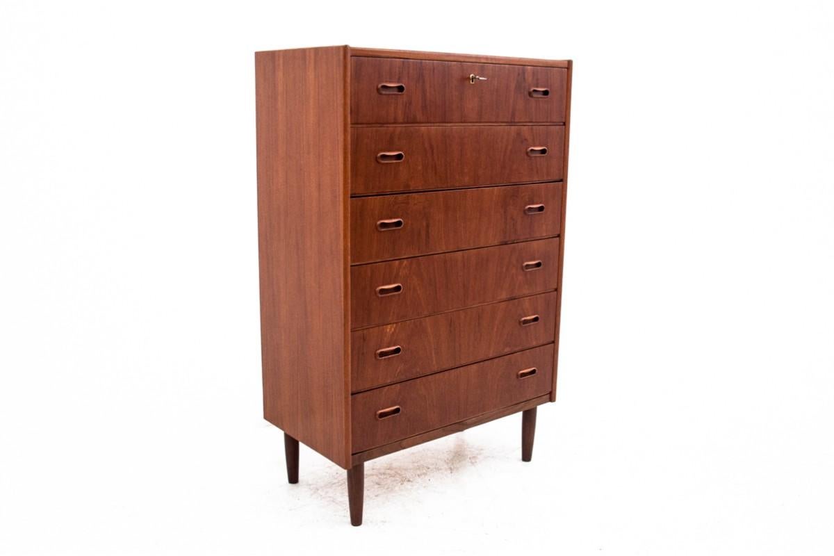 Danish style chest of drawers, manufactured in the 1960s.

Furniture in very good condition, after professional renovation.

Dimensions: height 117 cm / width 75 cm / depth 41 cm