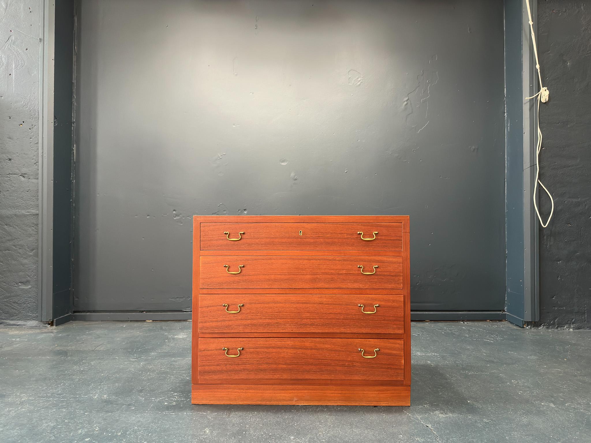 Questa cassettiera è un meraviglioso esempio di artigianato danese e di qualità. Questo pezzo risale agli anni '50 ed è realizzato in teak con ferramenta in ottone dallo stile tradizionale. Presenta quattro cassetti, di dimensioni crescenti