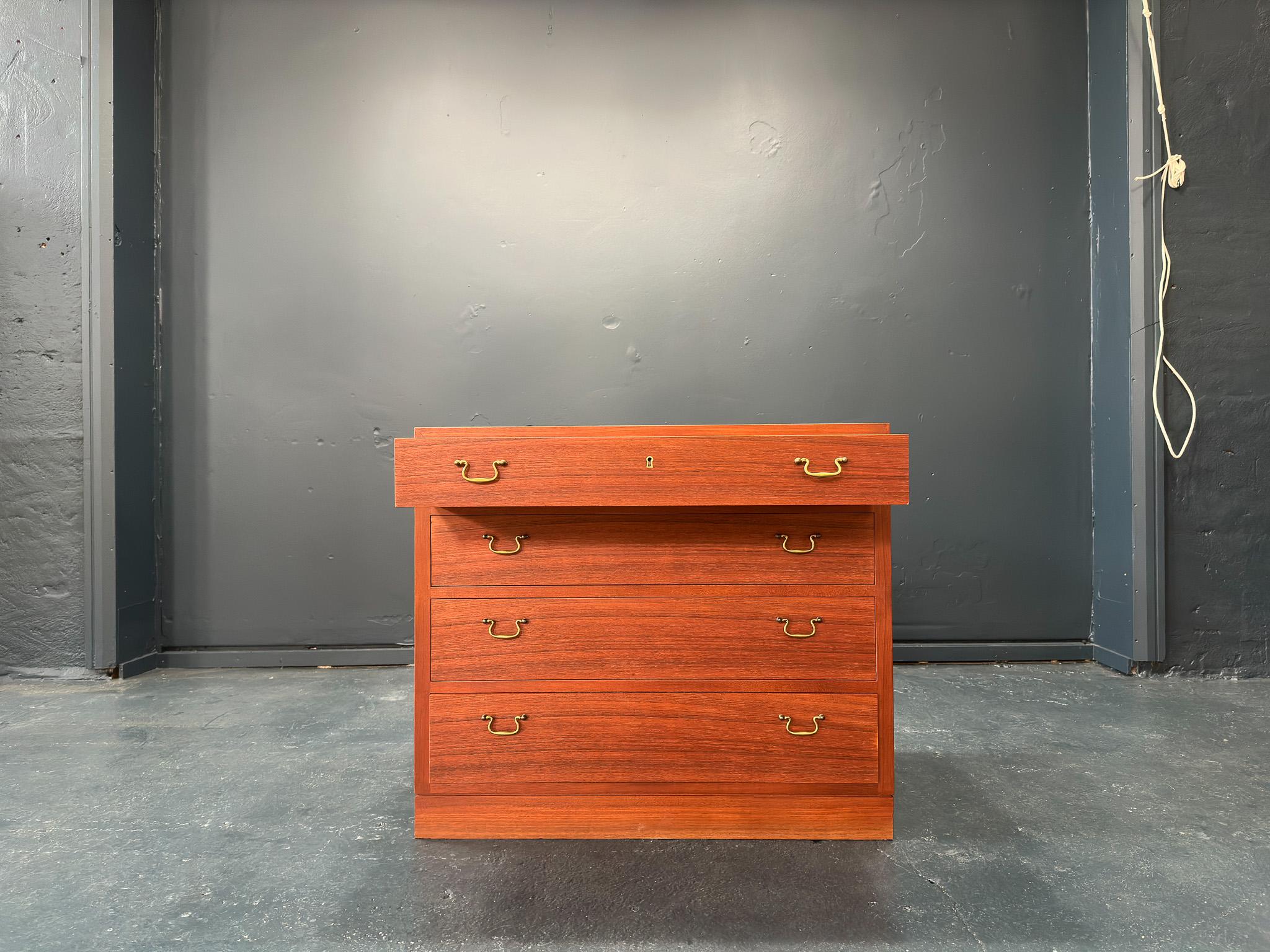Mid-Century moderno Cassettiera in teak in vendita