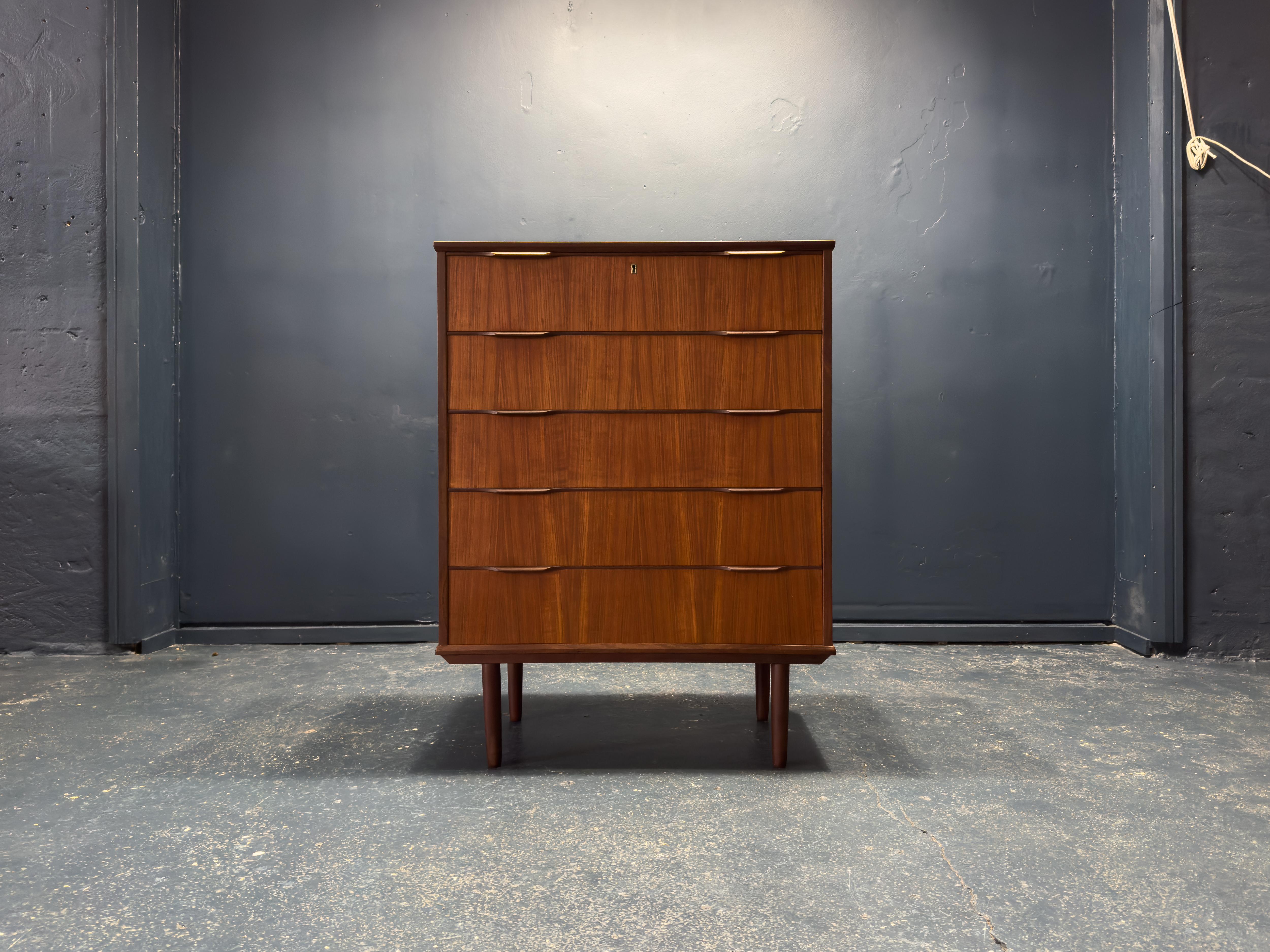 Mid-Century moderno Cassettiera in teak in vendita