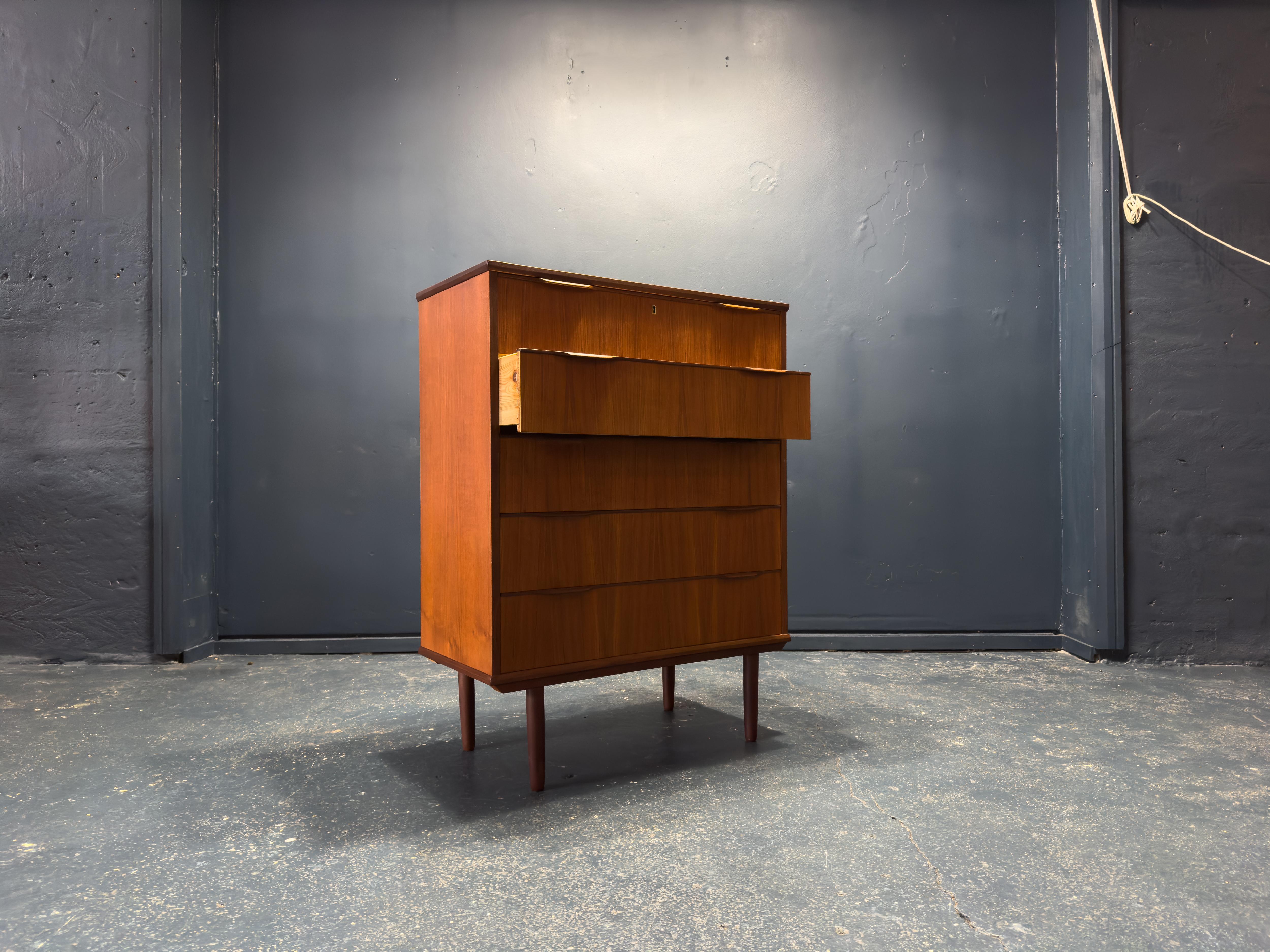 Danese Cassettiera in teak in vendita