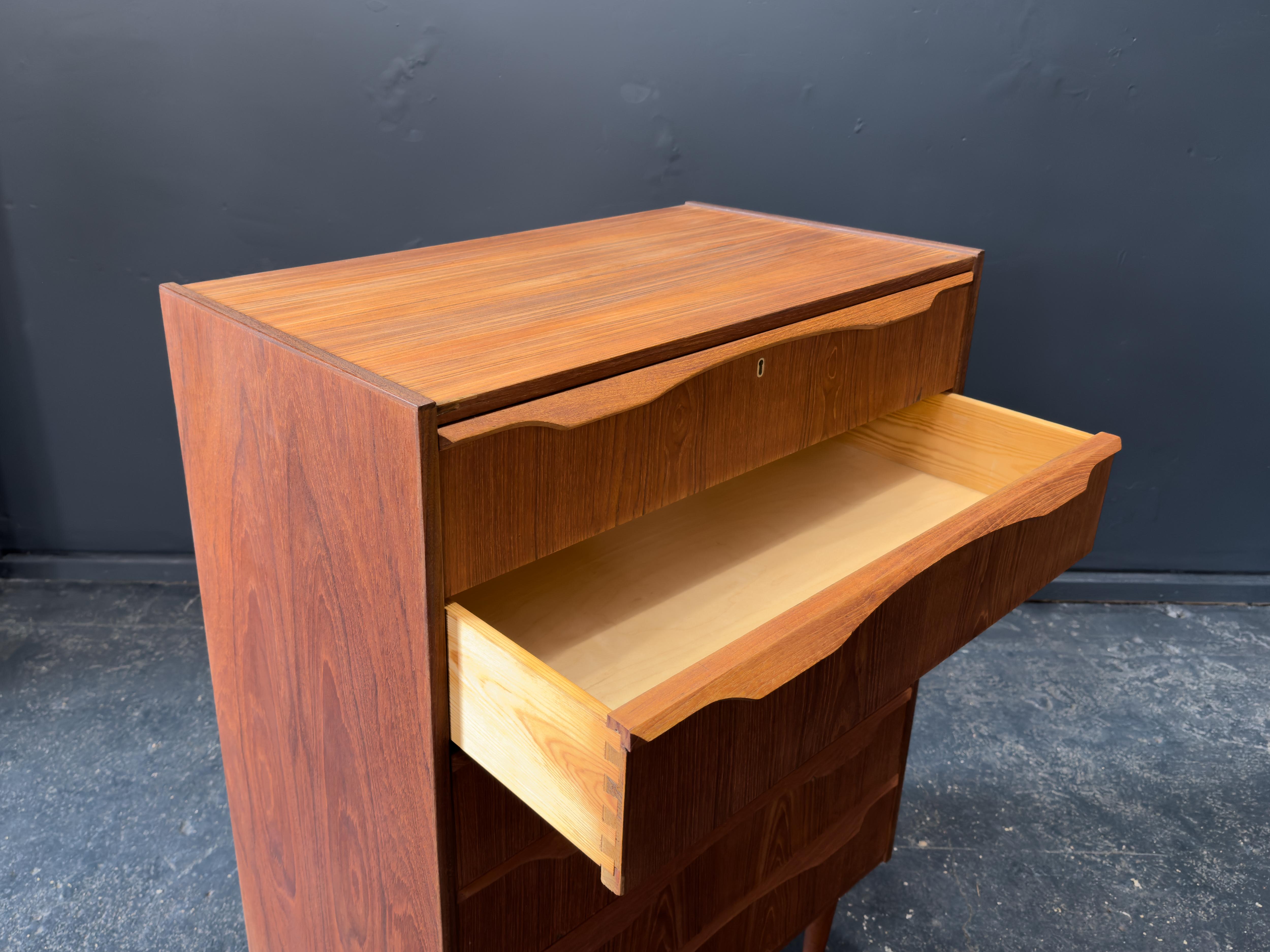 Teak Chest of Drawers In Good Condition In London, GB