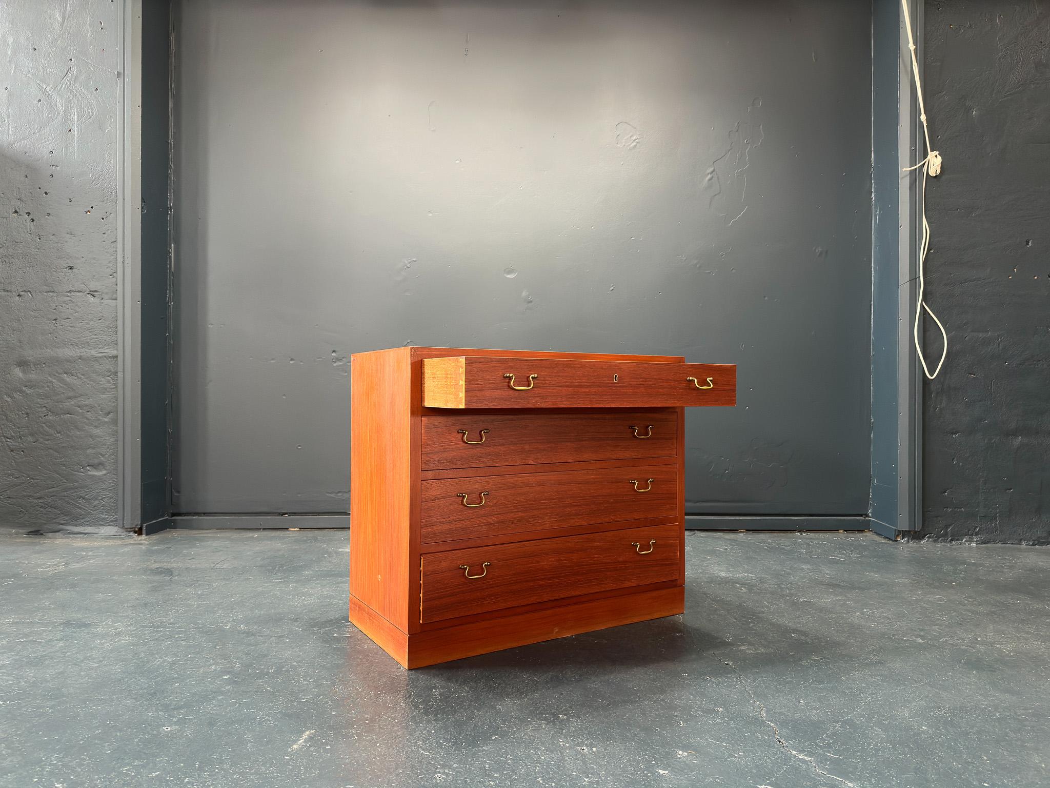 Metà XX secolo Cassettiera in teak in vendita
