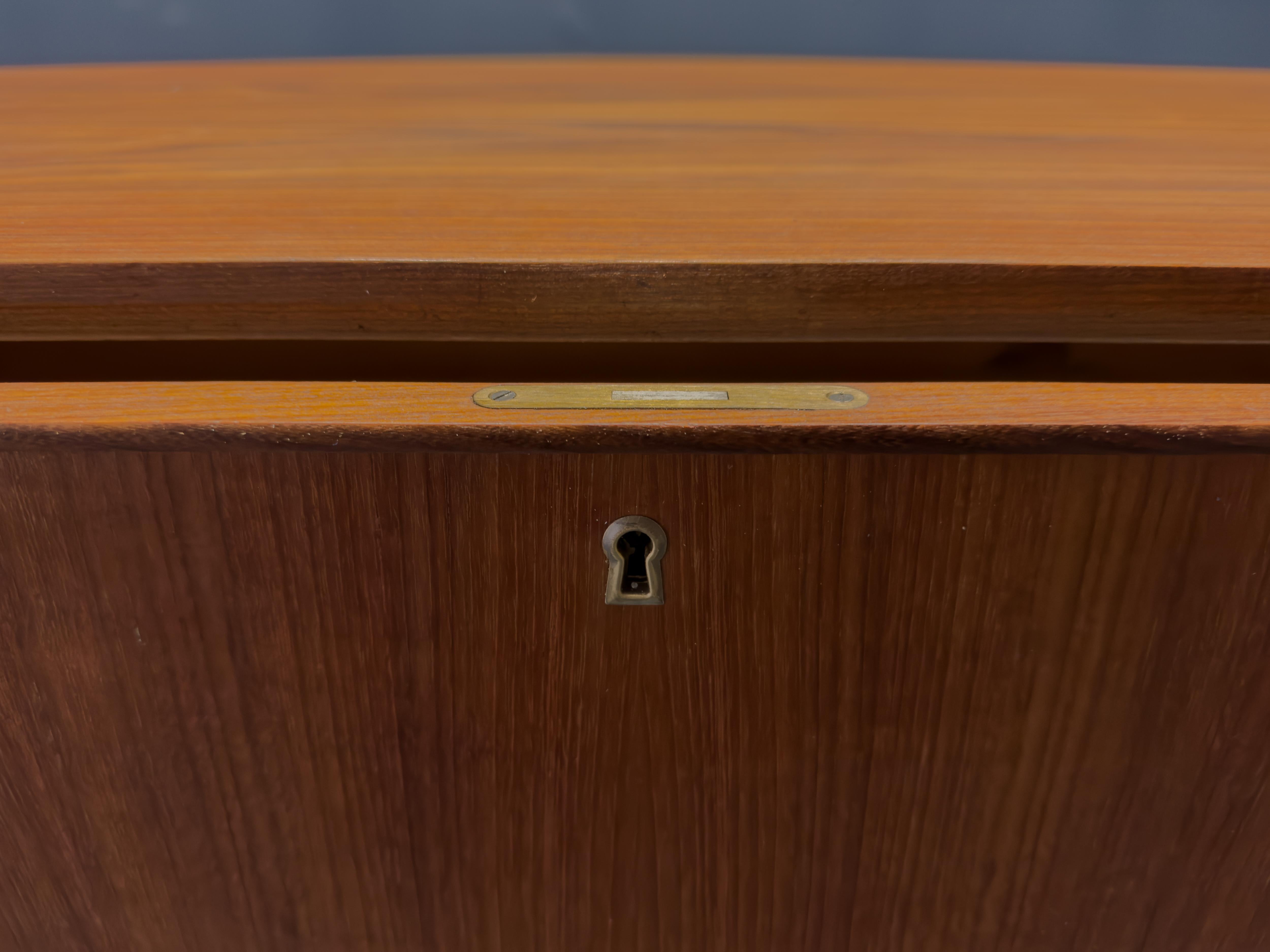 Metà XX secolo Cassettiera in teak in vendita