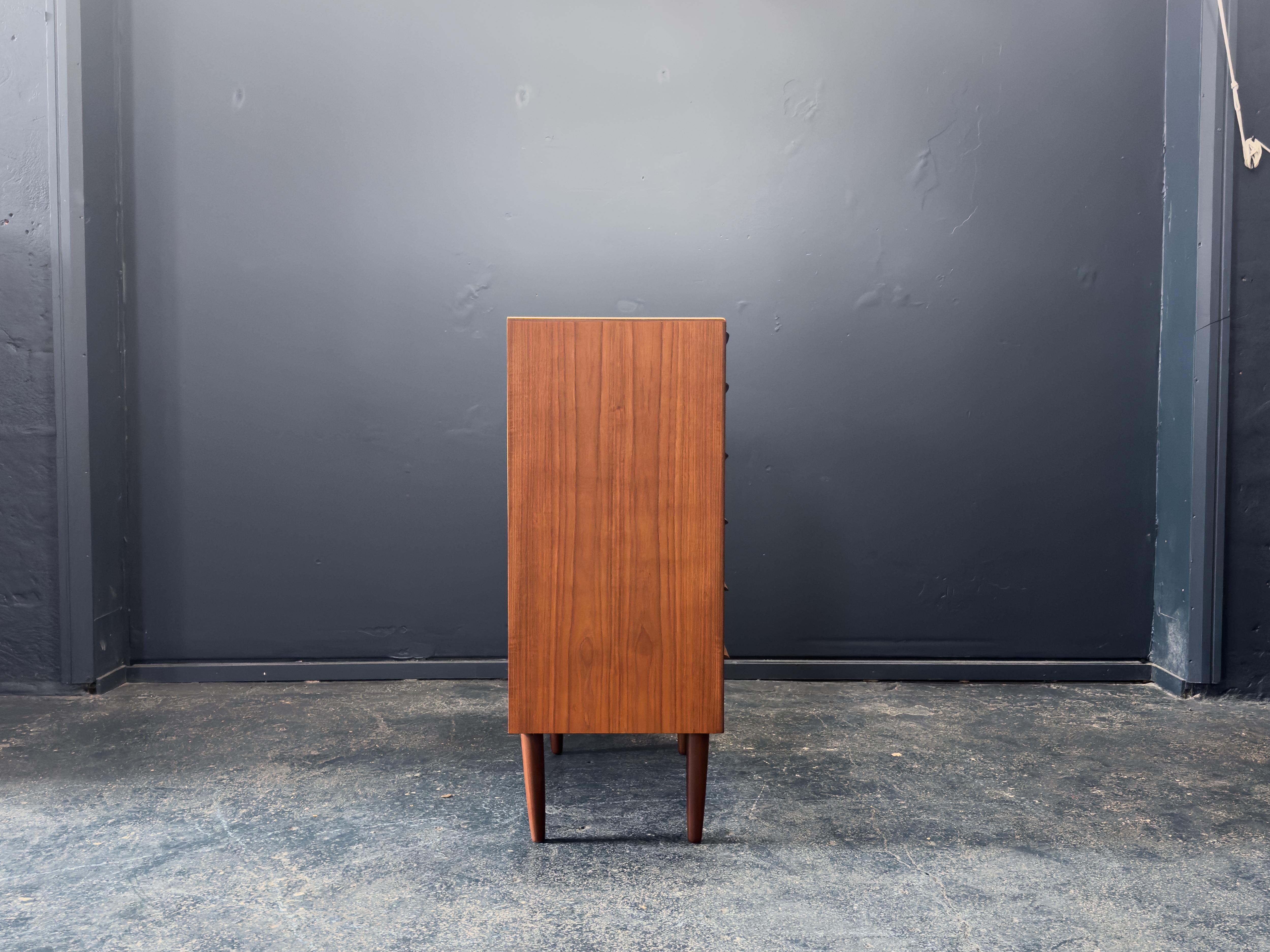 XX secolo Cassettiera in teak in vendita