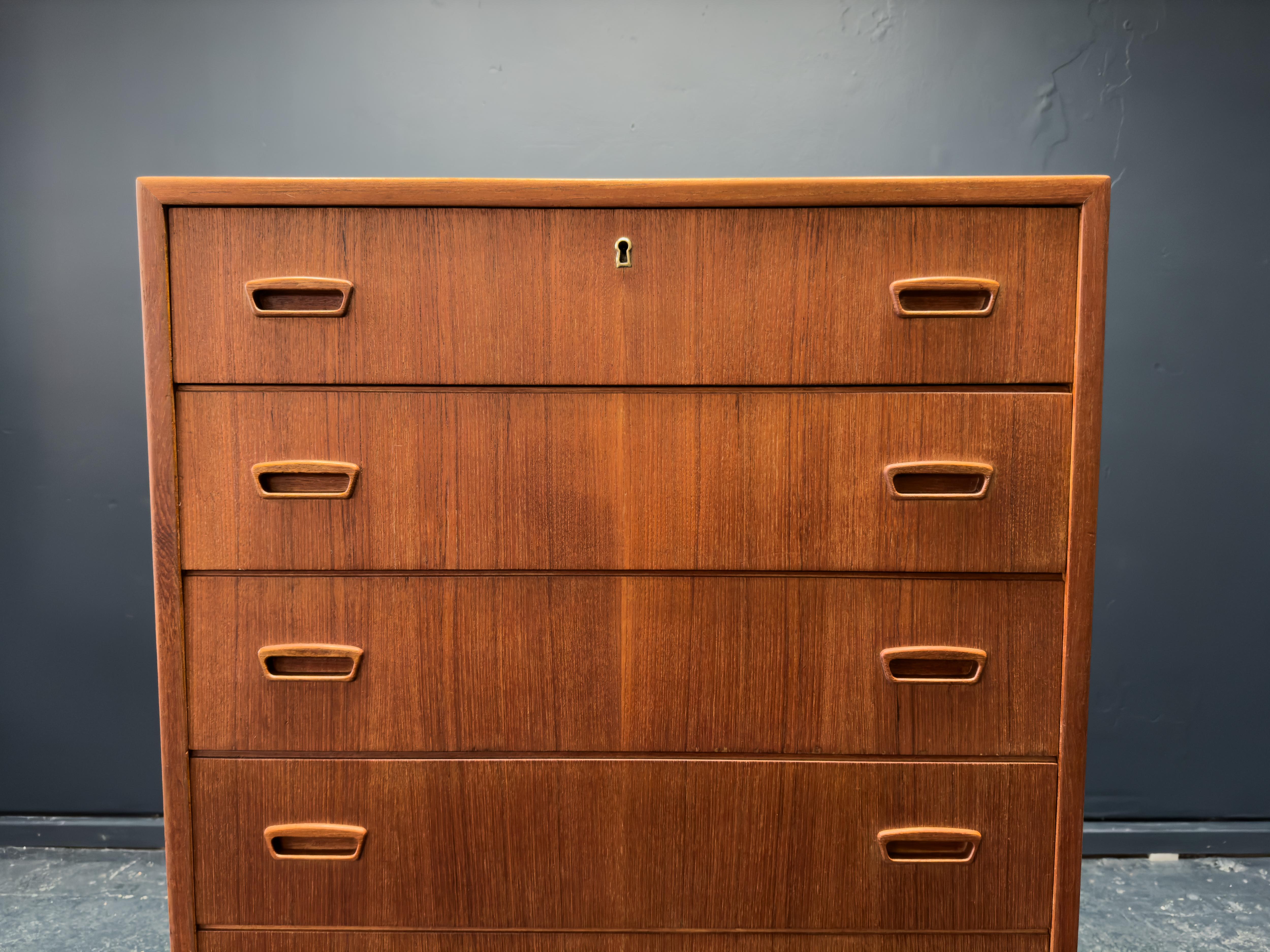 Teak Cassettiera in teak in vendita