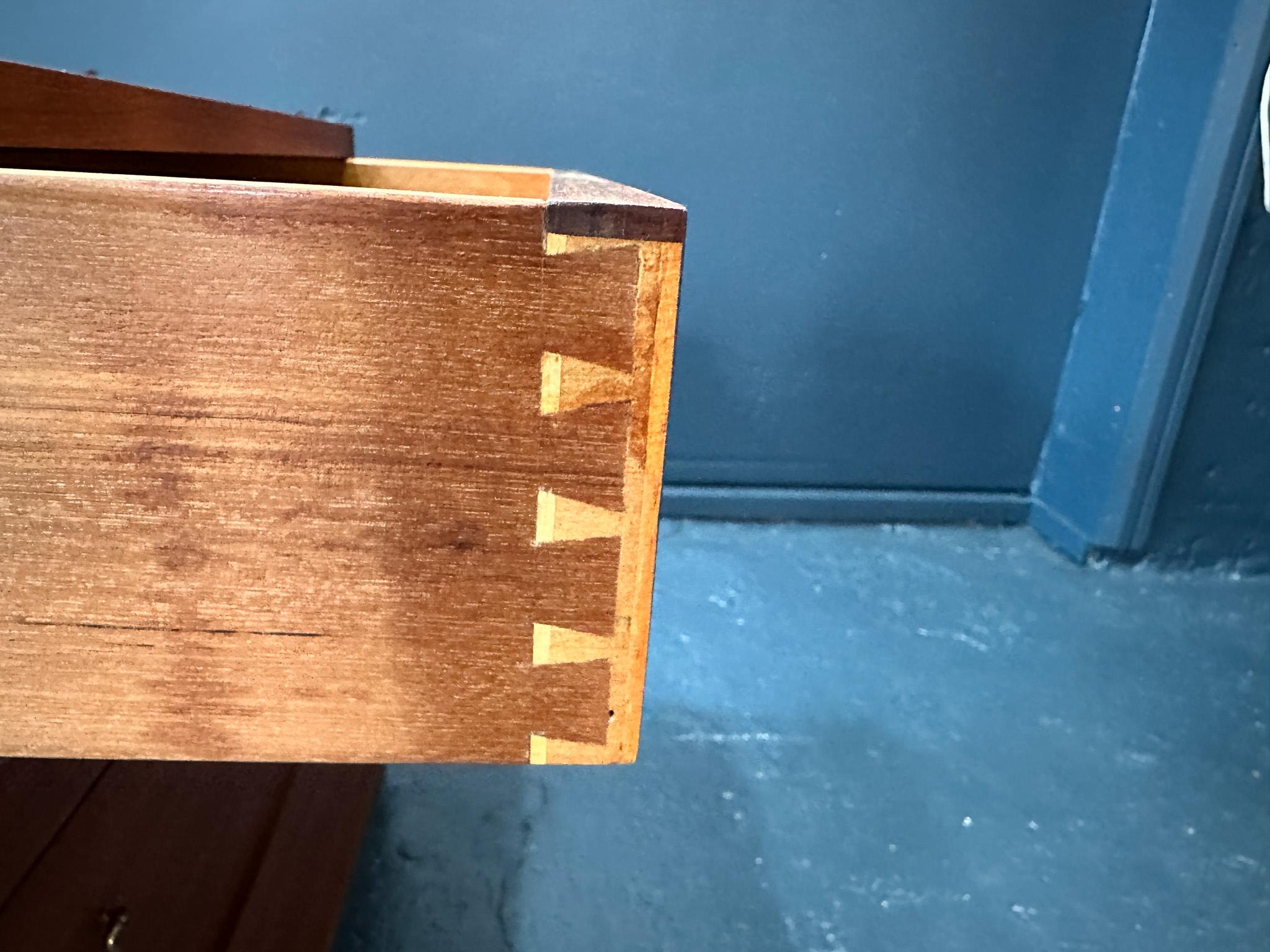 Ottone Cassettiera in teak in vendita