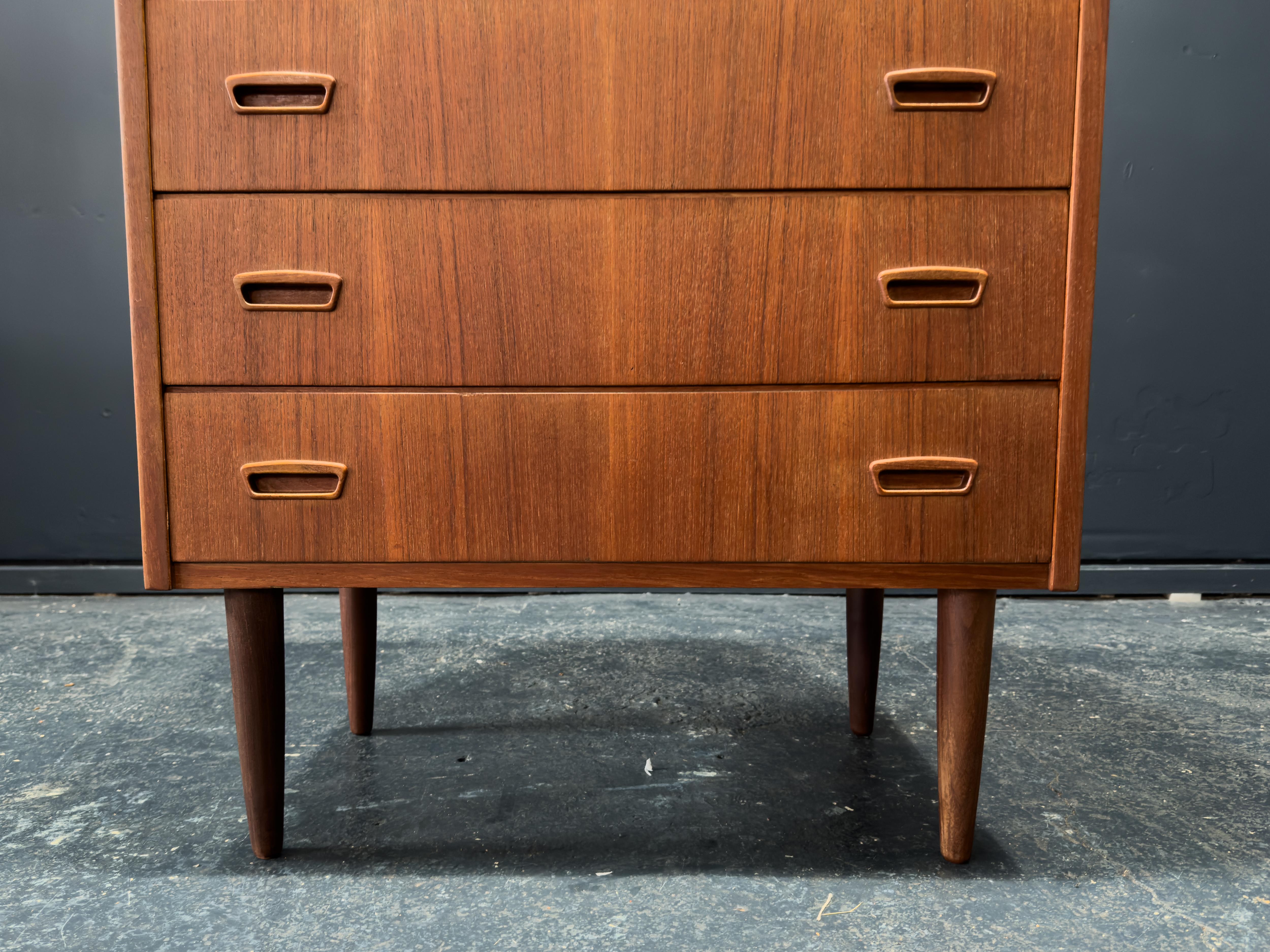 Cassettiera in teak in vendita 1