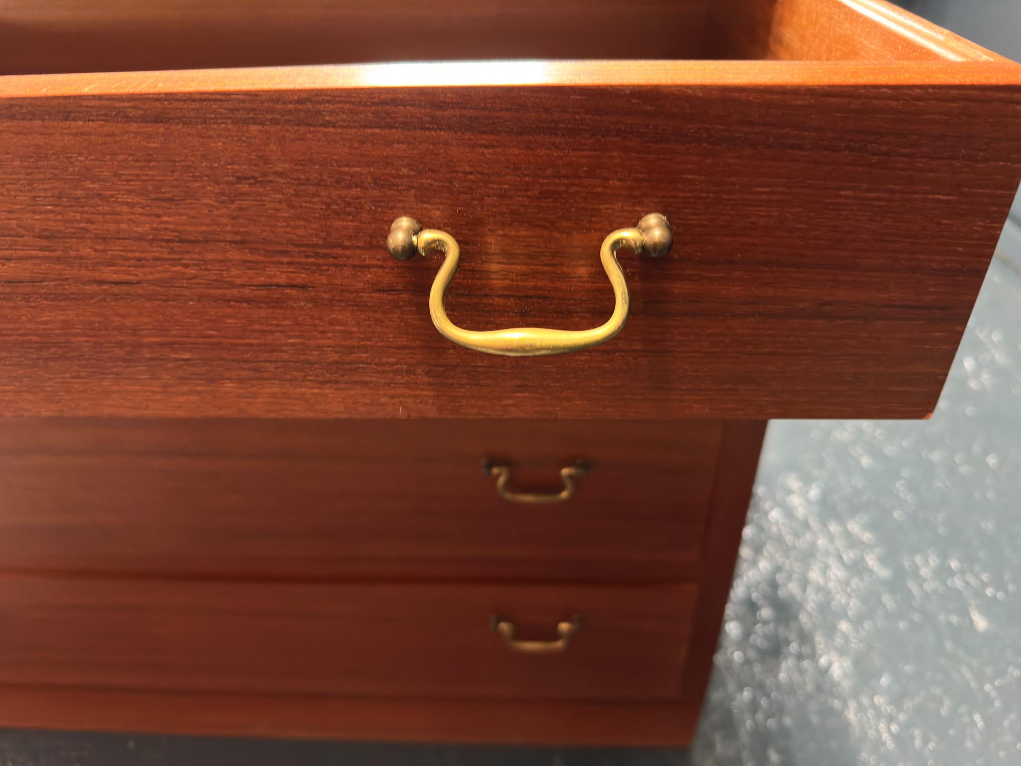 Cassettiera in teak in vendita 1