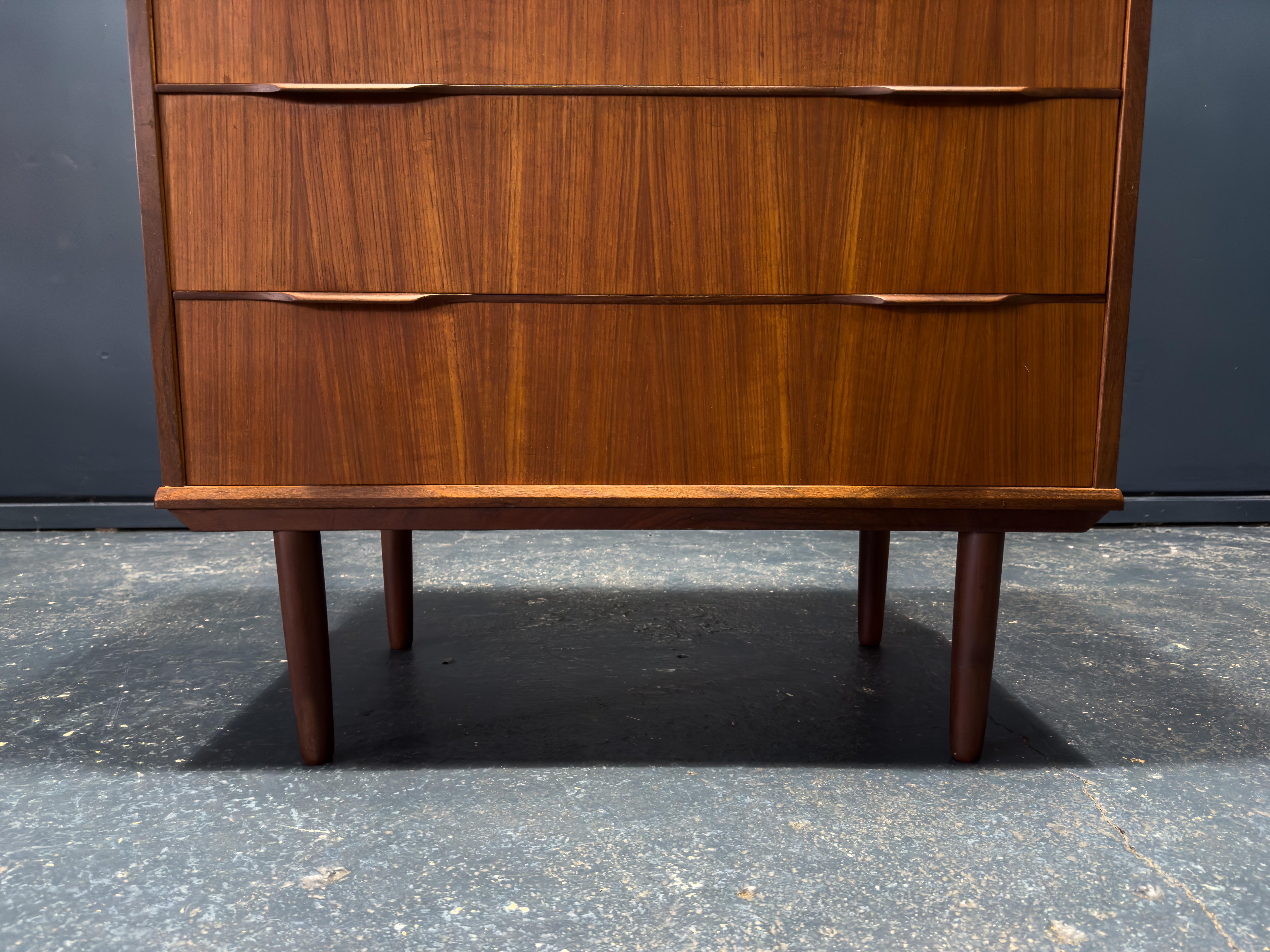 Cassettiera in teak in vendita 1